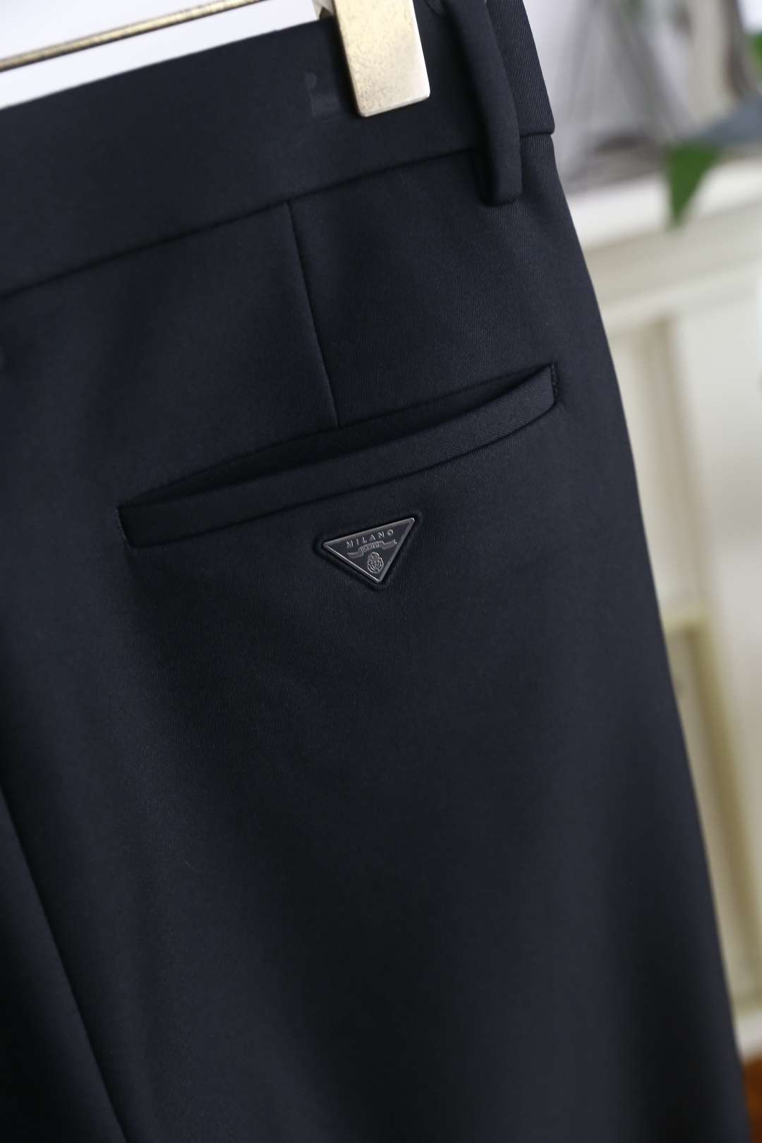 🔥普拉*/Pr*da.2025秋季新款男士休闲西裤！采用舒适定制面料👍从背面可见，有两个后口袋，其中一个