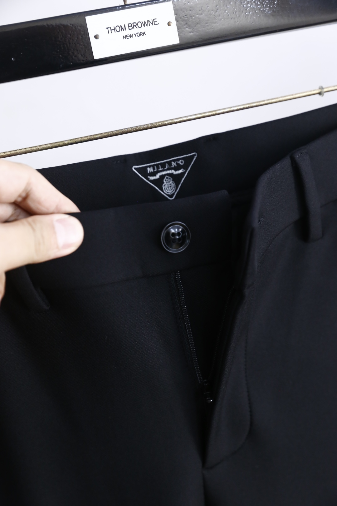 🔥普拉*/Pr*da.2025秋季新款男士休闲西裤！采用舒适定制面料👍从背面可见，有两个后口袋，其中一个