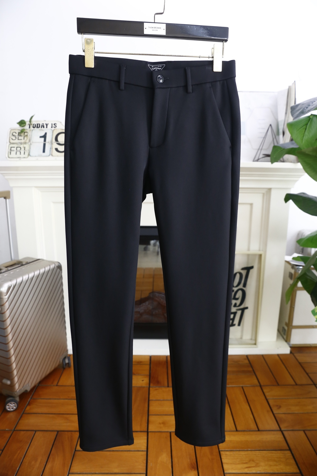 🔥普拉*/Pr*da.2025秋季新款男士休闲西裤！采用舒适定制面料👍从背面可见，有两个后口袋，其中一个