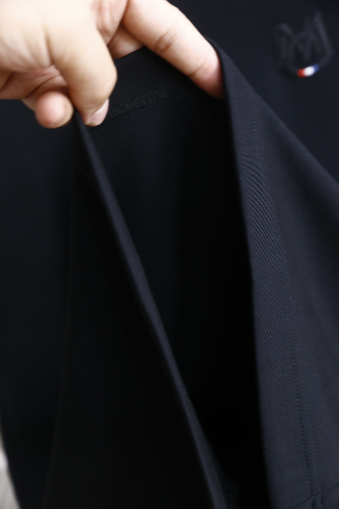 🔥蒙口/Mon*ler.2025秋季新款男士圆领短袖🆕采用舒适保暖莫代尔棉面料！经典圆领套头设计😎左胸位