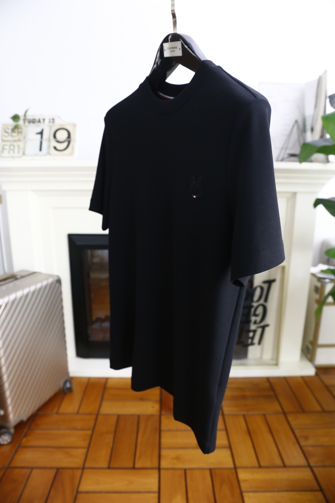 🔥蒙口/Mon*ler.2025秋季新款男士圆领短袖🆕采用舒适保暖莫代尔棉面料！经典圆领套头设计😎左胸位