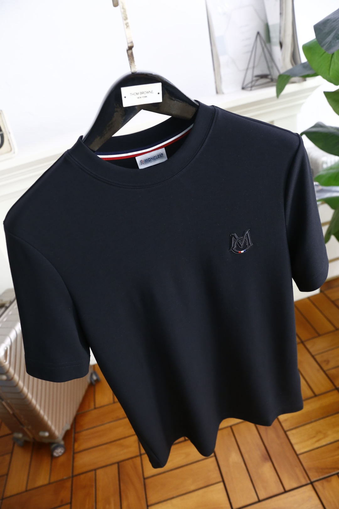 🔥蒙口/Mon*ler.2025秋季新款男士圆领短袖🆕采用舒适保暖莫代尔棉面料！经典圆领套头设计😎左胸位