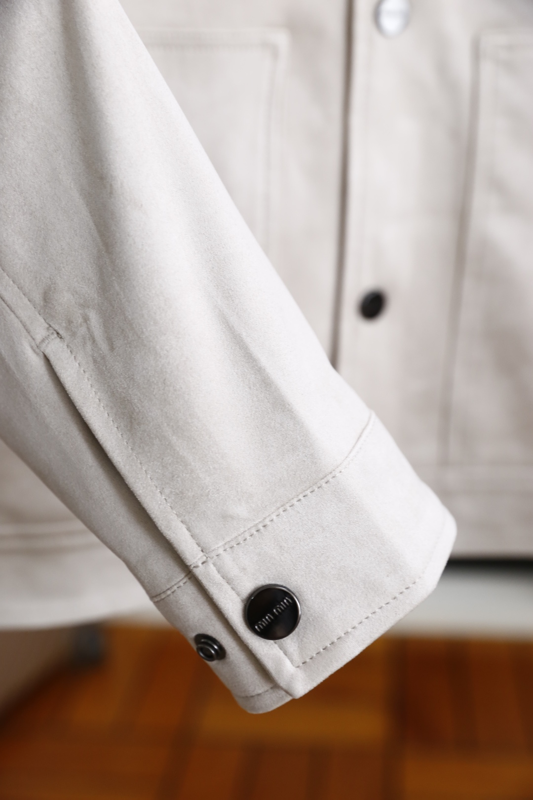 🔥MIUMIU.2025秋季新款！时尚男款翻领夹克👍采用聚酯纤维面料！配带有金属纽扣，左胸有品牌标识刺绣