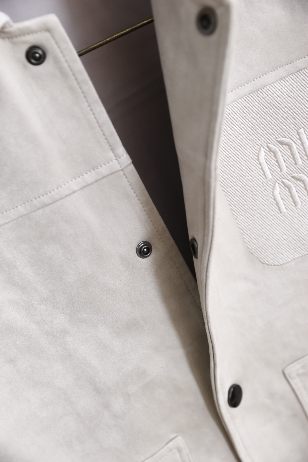 🔥MIUMIU.2025秋季新款！时尚男款翻领夹克👍采用聚酯纤维面料！配带有金属纽扣，左胸有品牌标识刺绣