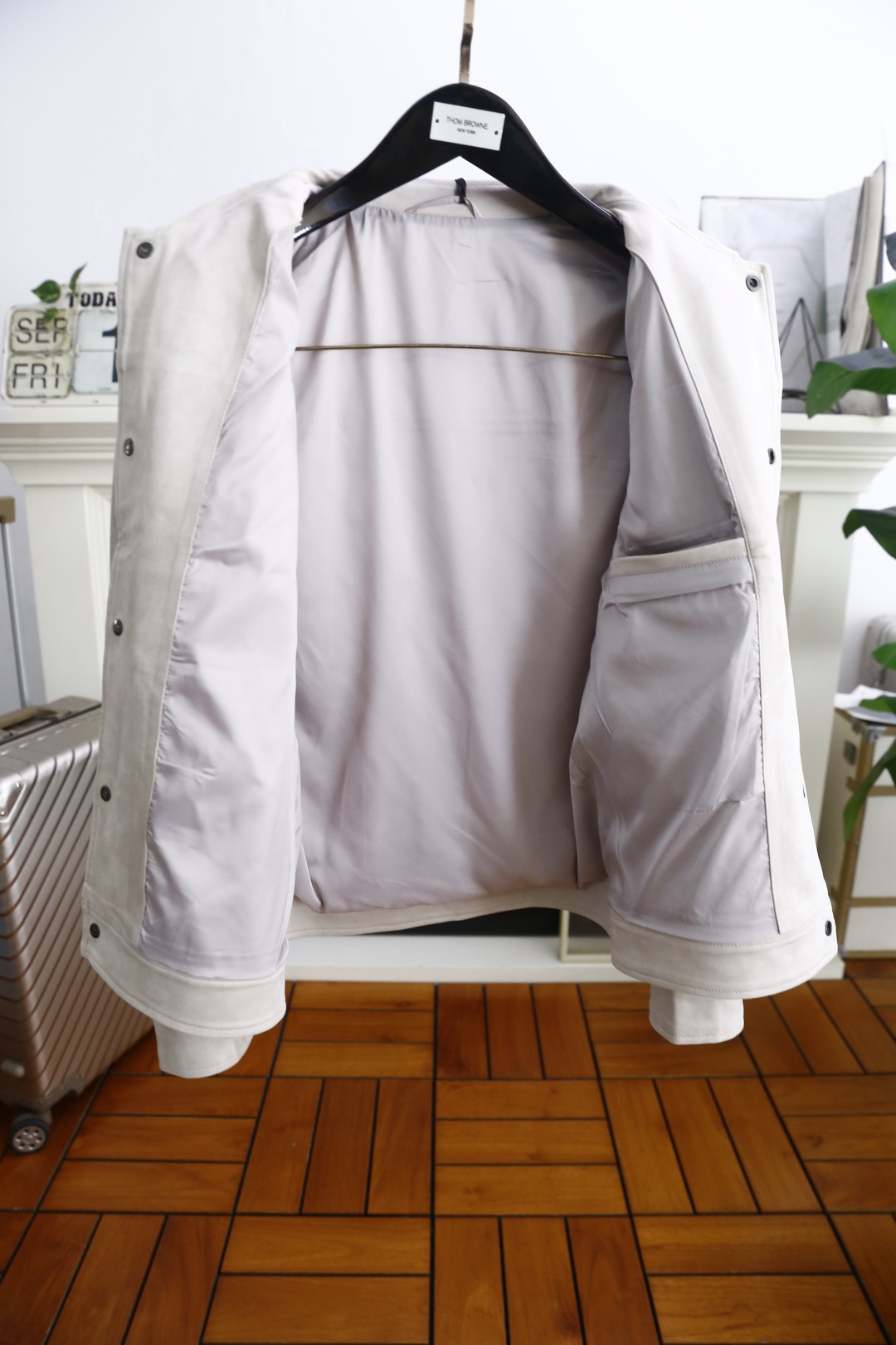 🔥MIUMIU.2025秋季新款！时尚男款翻领夹克👍采用聚酯纤维面料！配带有金属纽扣，左胸有品牌标识刺绣