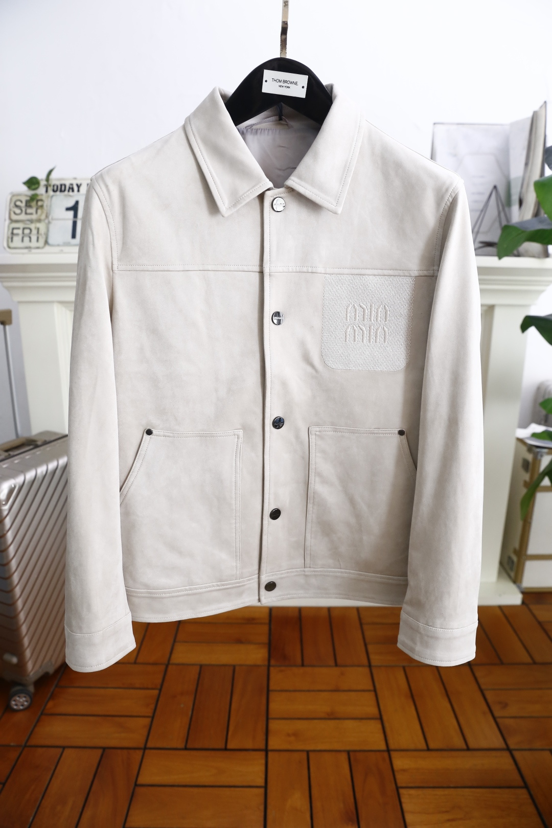 🔥MIUMIU.2025秋季新款！时尚男款翻领夹克👍采用聚酯纤维面料！配带有金属纽扣，左胸有品牌标识刺绣