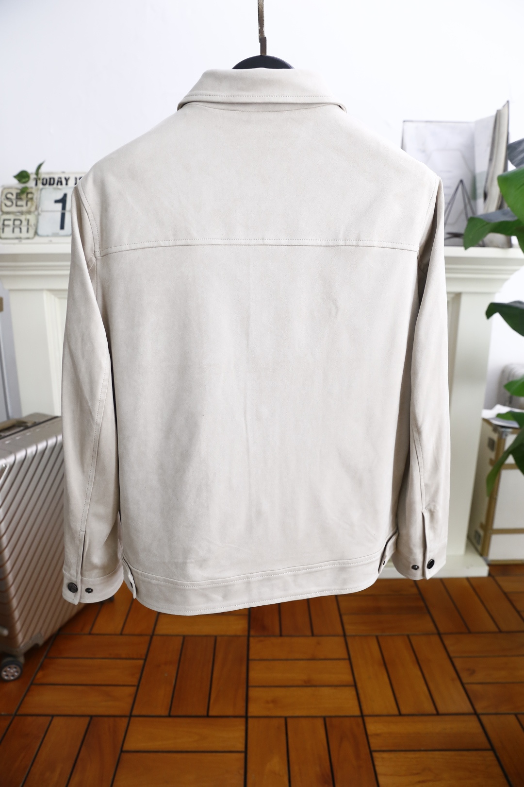 🔥MIUMIU.2025秋季新款！时尚男款翻领夹克👍采用聚酯纤维面料！配带有金属纽扣，左胸有品牌标识刺绣