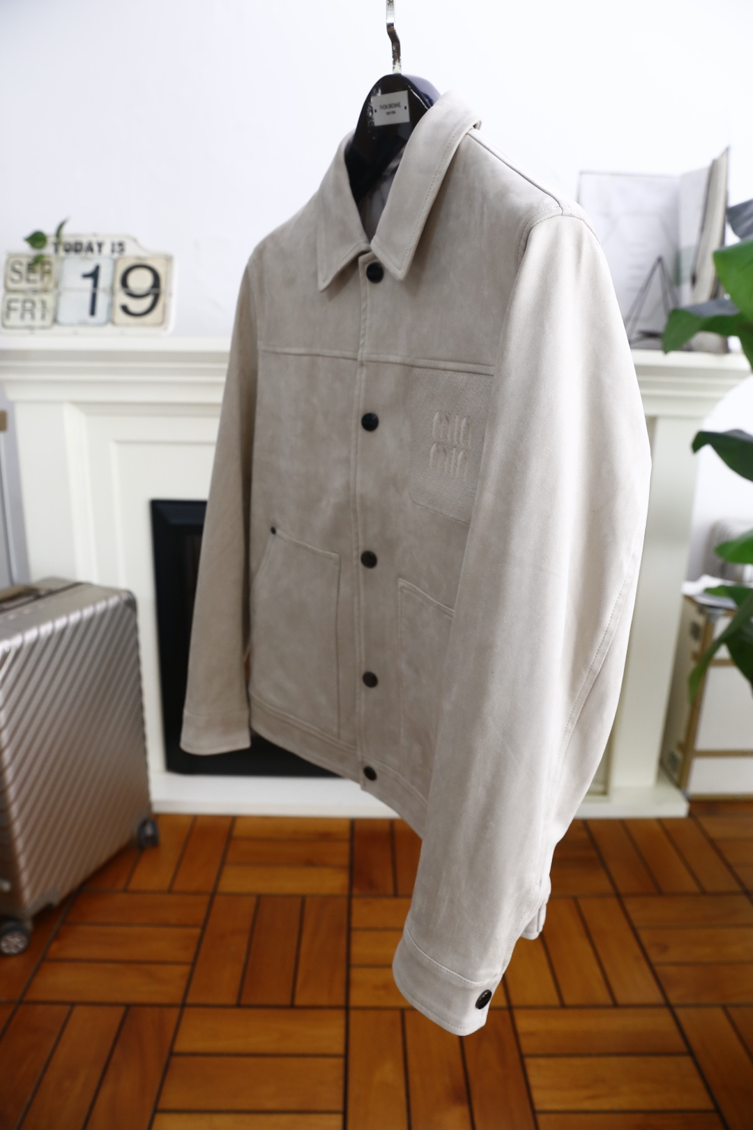 🔥MIUMIU.2025秋季新款！时尚男款翻领夹克👍采用聚酯纤维面料！配带有金属纽扣，左胸有品牌标识刺绣