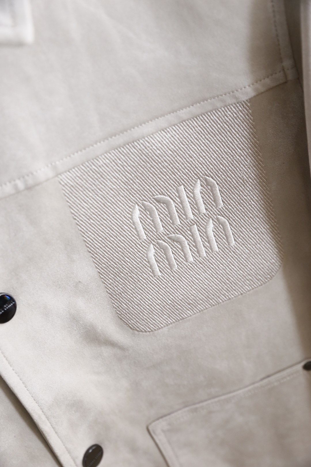 🔥MIUMIU.2025秋季新款！时尚男款翻领夹克👍采用聚酯纤维面料！配带有金属纽扣，左胸有品牌标识刺绣