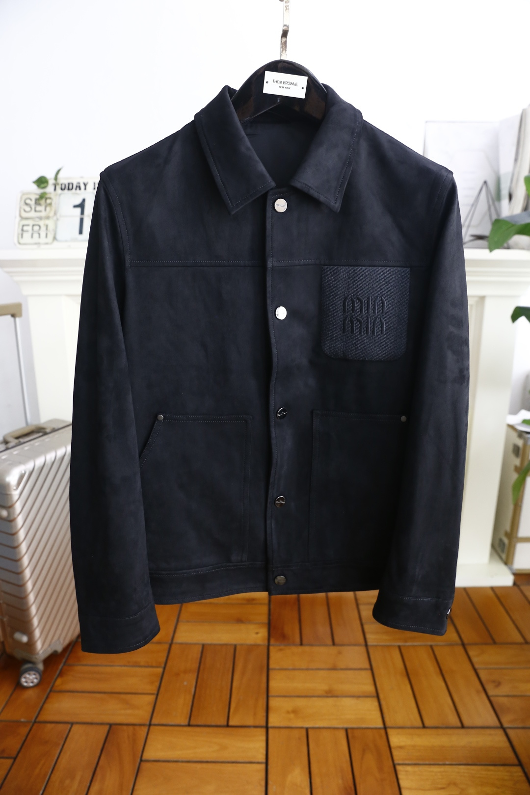 🔥MIUMIU.2025秋季新款！时尚男款翻领夹克👍采用聚酯纤维面料！配带有金属纽扣，左胸有品牌标识刺绣