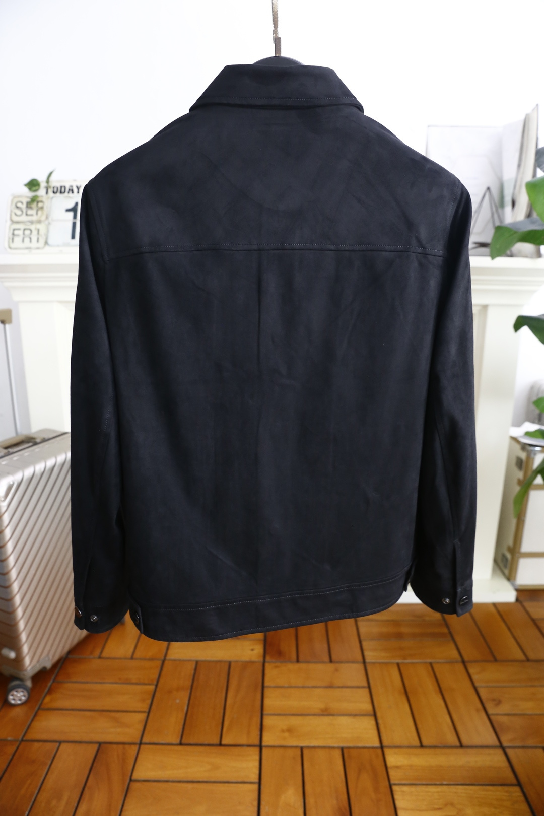 🔥MIUMIU.2025秋季新款！时尚男款翻领夹克👍采用聚酯纤维面料！配带有金属纽扣，左胸有品牌标识刺绣