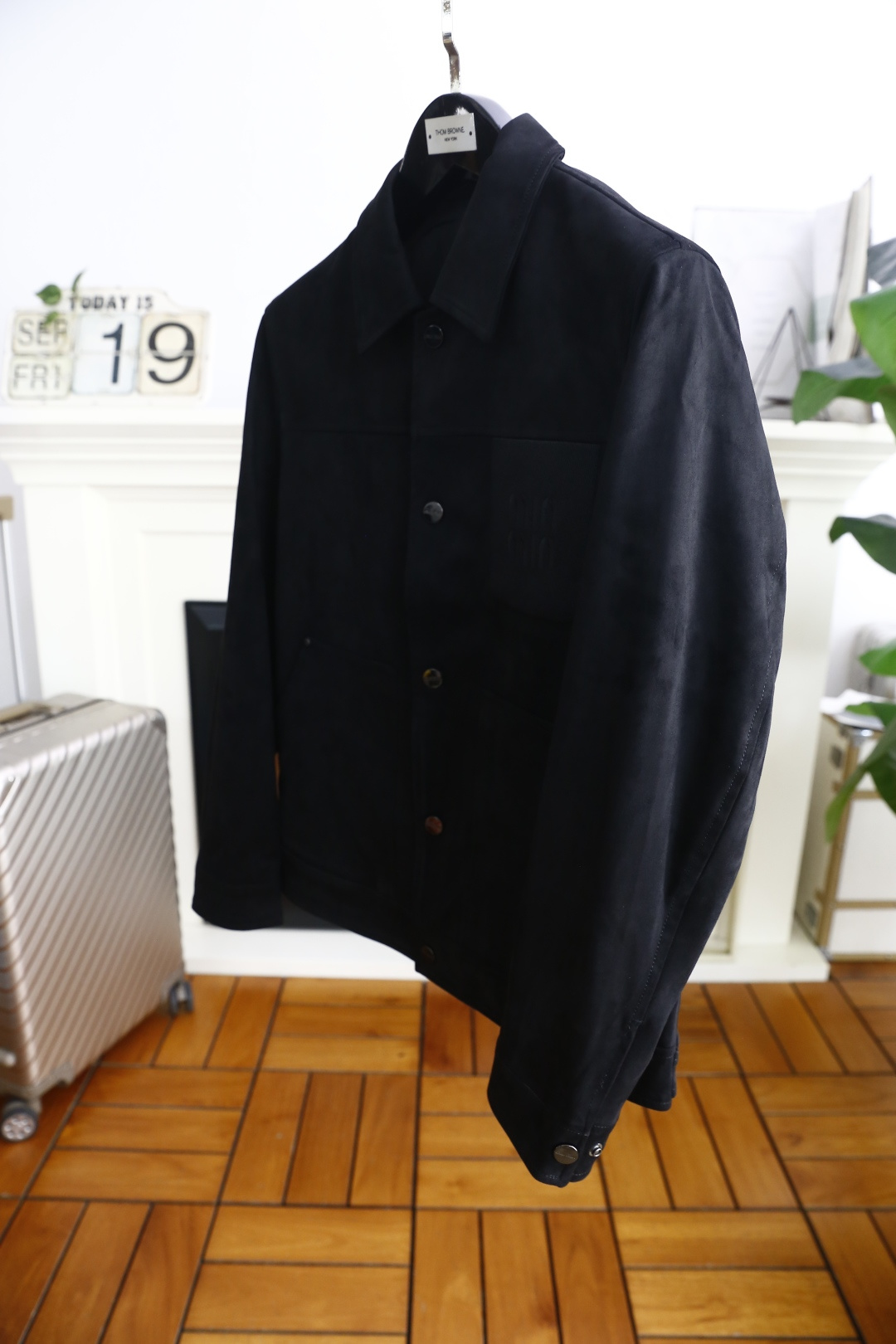 🔥MIUMIU.2025秋季新款！时尚男款翻领夹克👍采用聚酯纤维面料！配带有金属纽扣，左胸有品牌标识刺绣