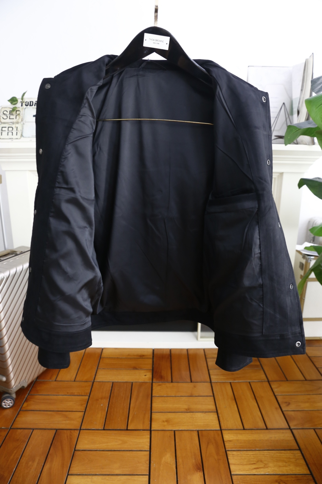 🔥MIUMIU.2025秋季新款！时尚男款翻领夹克👍采用聚酯纤维面料！配带有金属纽扣，左胸有品牌标识刺绣