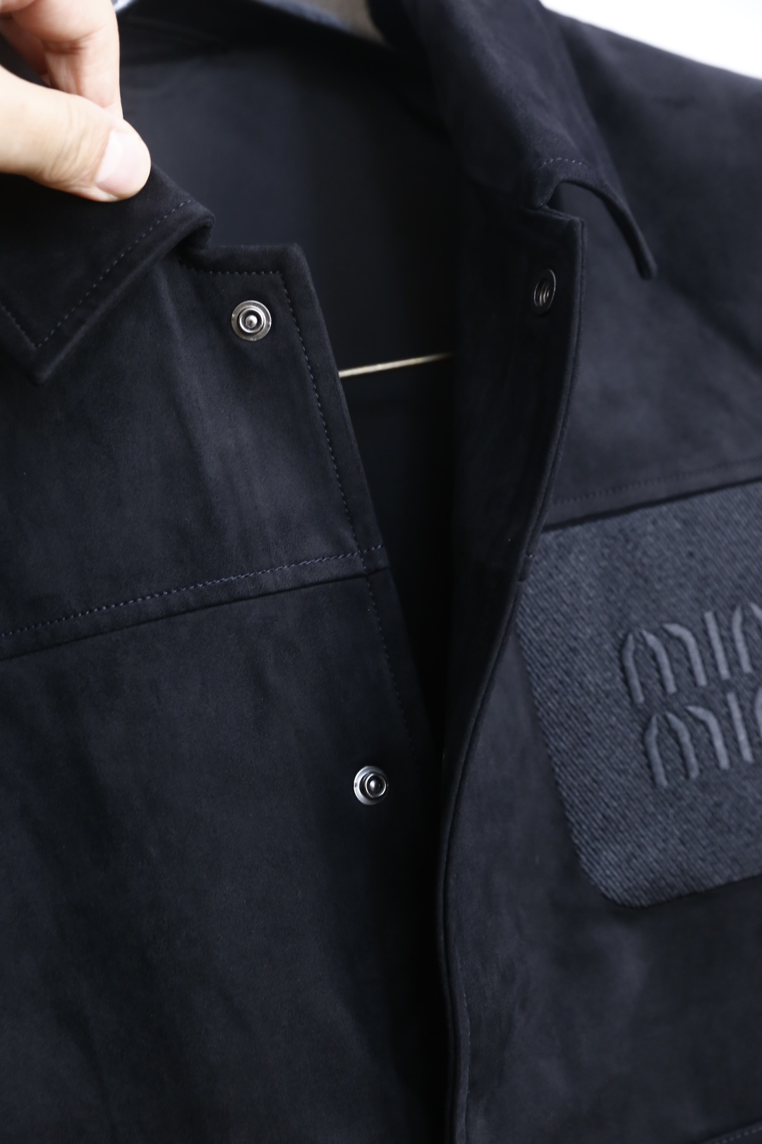 🔥MIUMIU.2025秋季新款！时尚男款翻领夹克👍采用聚酯纤维面料！配带有金属纽扣，左胸有品牌标识刺绣