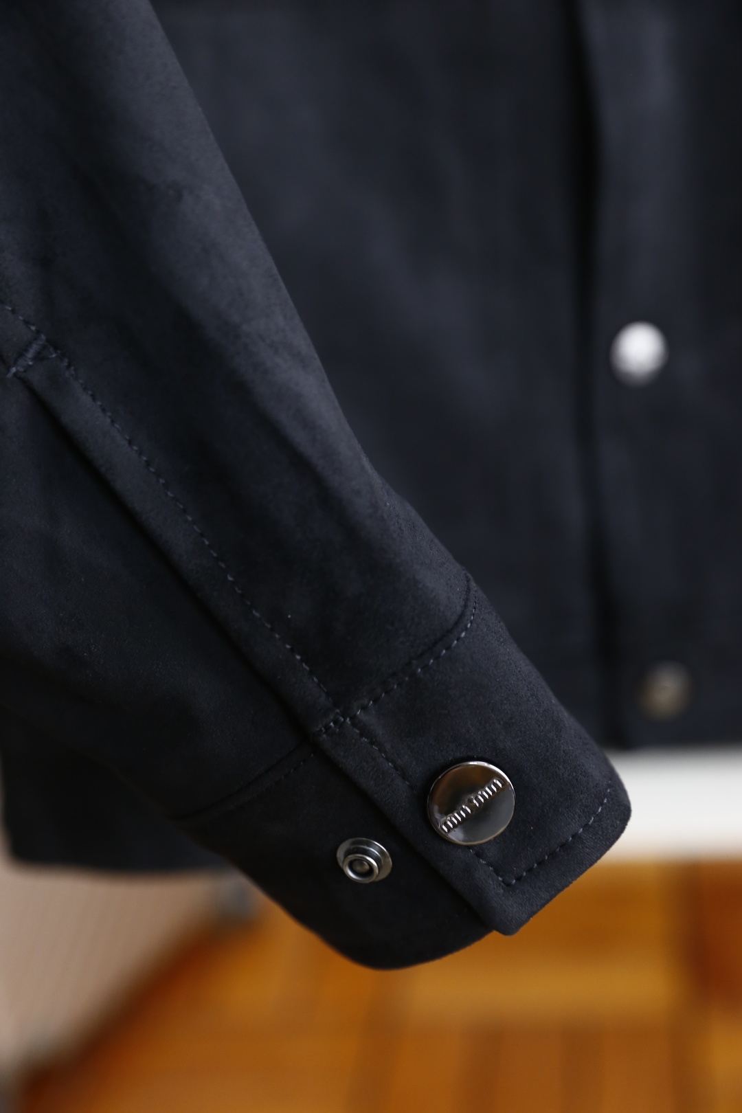 🔥MIUMIU.2025秋季新款！时尚男款翻领夹克👍采用聚酯纤维面料！配带有金属纽扣，左胸有品牌标识刺绣