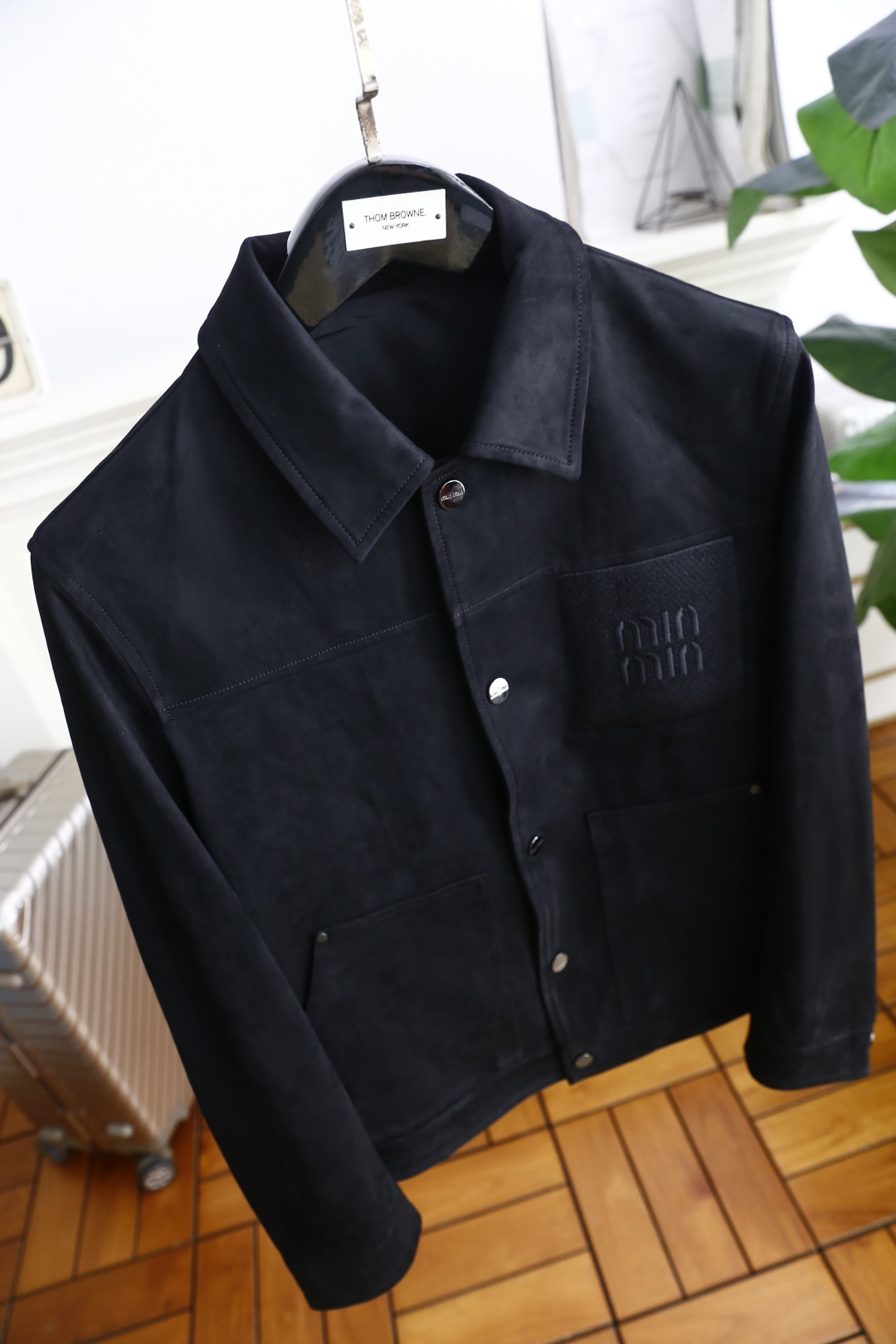 🔥MIUMIU.2025秋季新款！时尚男款翻领夹克👍采用聚酯纤维面料！配带有金属纽扣，左胸有品牌标识刺绣