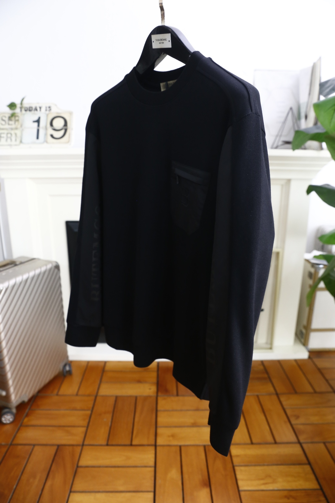 🔥巴宝丽/Bur*erry.2025秋季新品！时尚男士圆领长袖卫衣👍胸前有带拉链的品牌标识口袋，袖子部分