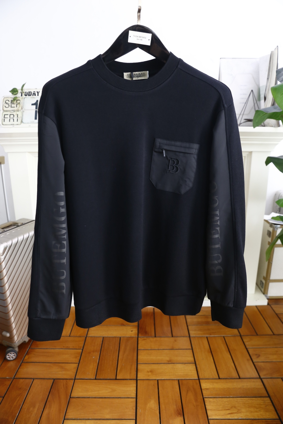 🔥巴宝丽/Bur*erry.2025秋季新品！时尚男士圆领长袖卫衣👍胸前有带拉链的品牌标识口袋，袖子部分