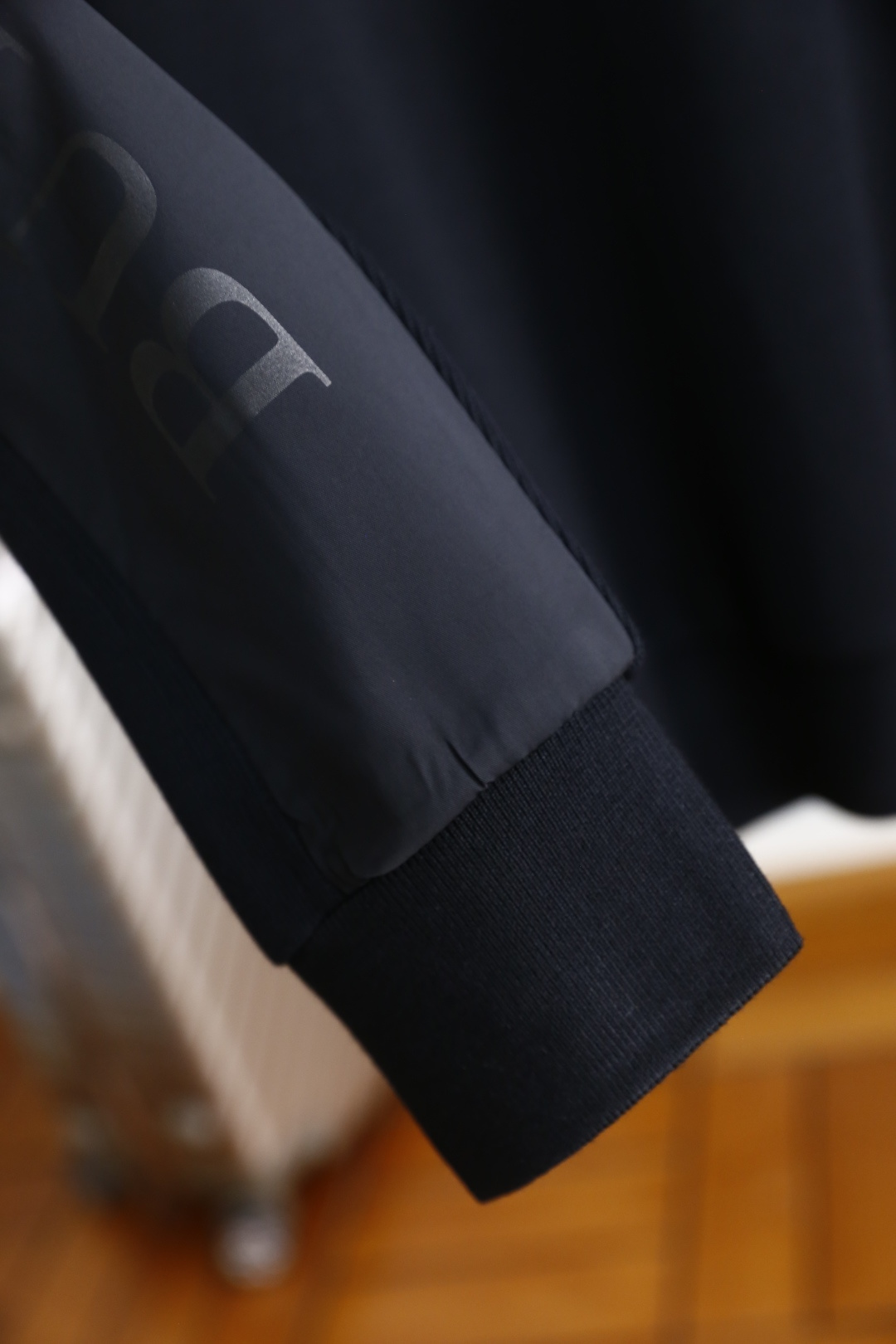 🔥巴宝丽/Bur*erry.2025秋季新品！时尚男士圆领长袖卫衣👍胸前有带拉链的品牌标识口袋，袖子部分