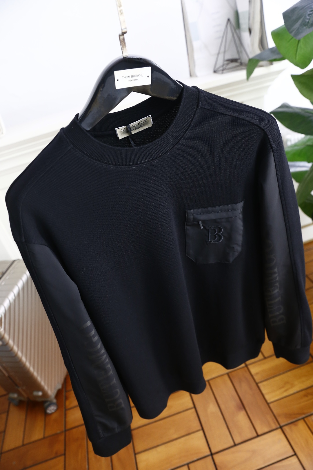 🔥巴宝丽/Bur*erry.2025秋季新品！时尚男士圆领长袖卫衣👍胸前有带拉链的品牌标识口袋，袖子部分