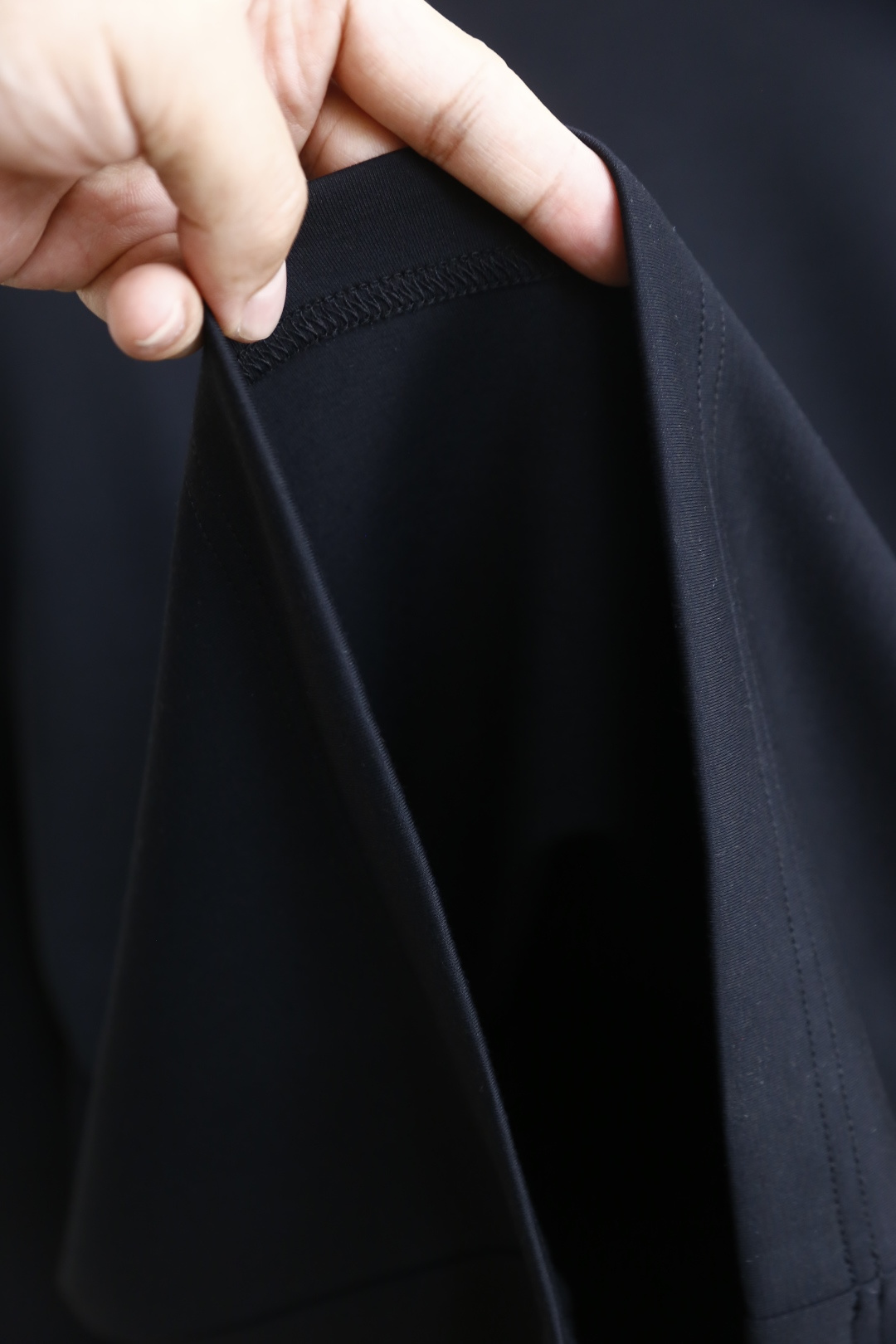 🔥lP🆕.2025秋季新款男士V领休闲长袖T恤！采用舒适保暖面料！品牌经典元素设计👍小V领设计的长袖T恤