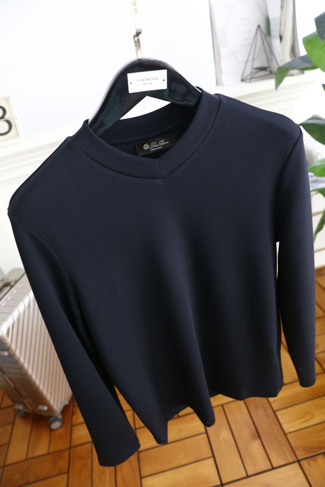 🔥lP🆕.2025秋季新款男士V领休闲长袖T恤！采用舒适保暖面料！品牌经典元素设计👍小V领设计的长袖T恤