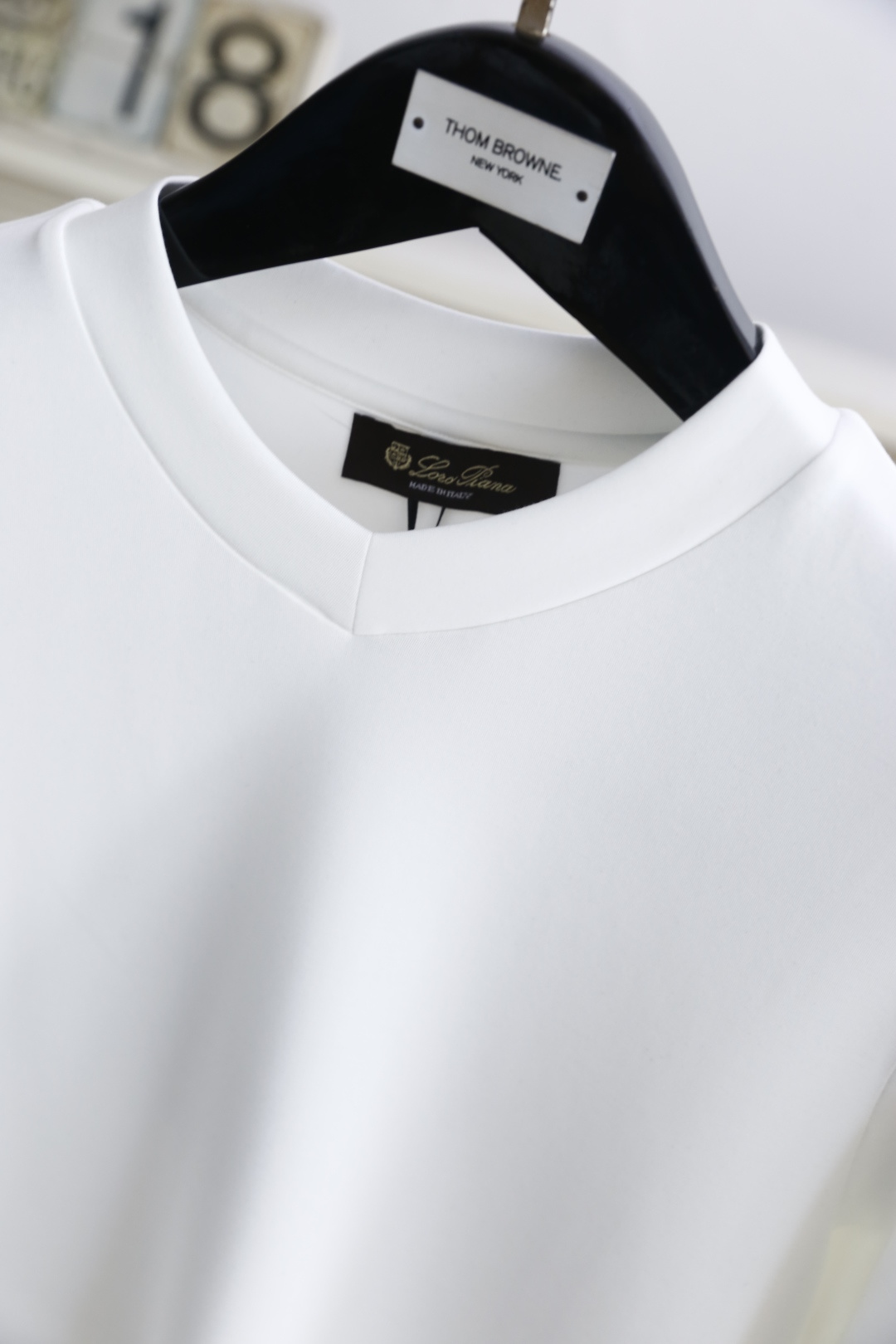 🔥lP🆕.2025秋季新款男士V领休闲长袖T恤！采用舒适保暖面料！品牌经典元素设计👍小V领设计的长袖T恤