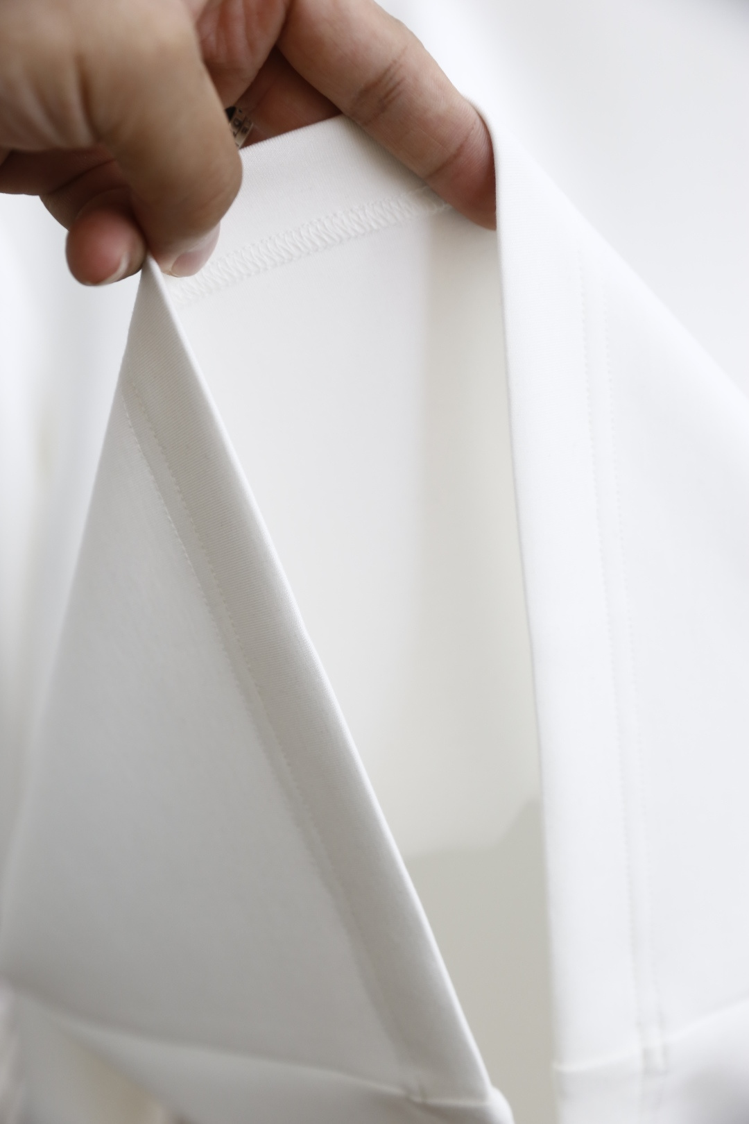 🔥lP🆕.2025秋季新款男士V领休闲长袖T恤！采用舒适保暖面料！品牌经典元素设计👍小V领设计的长袖T恤