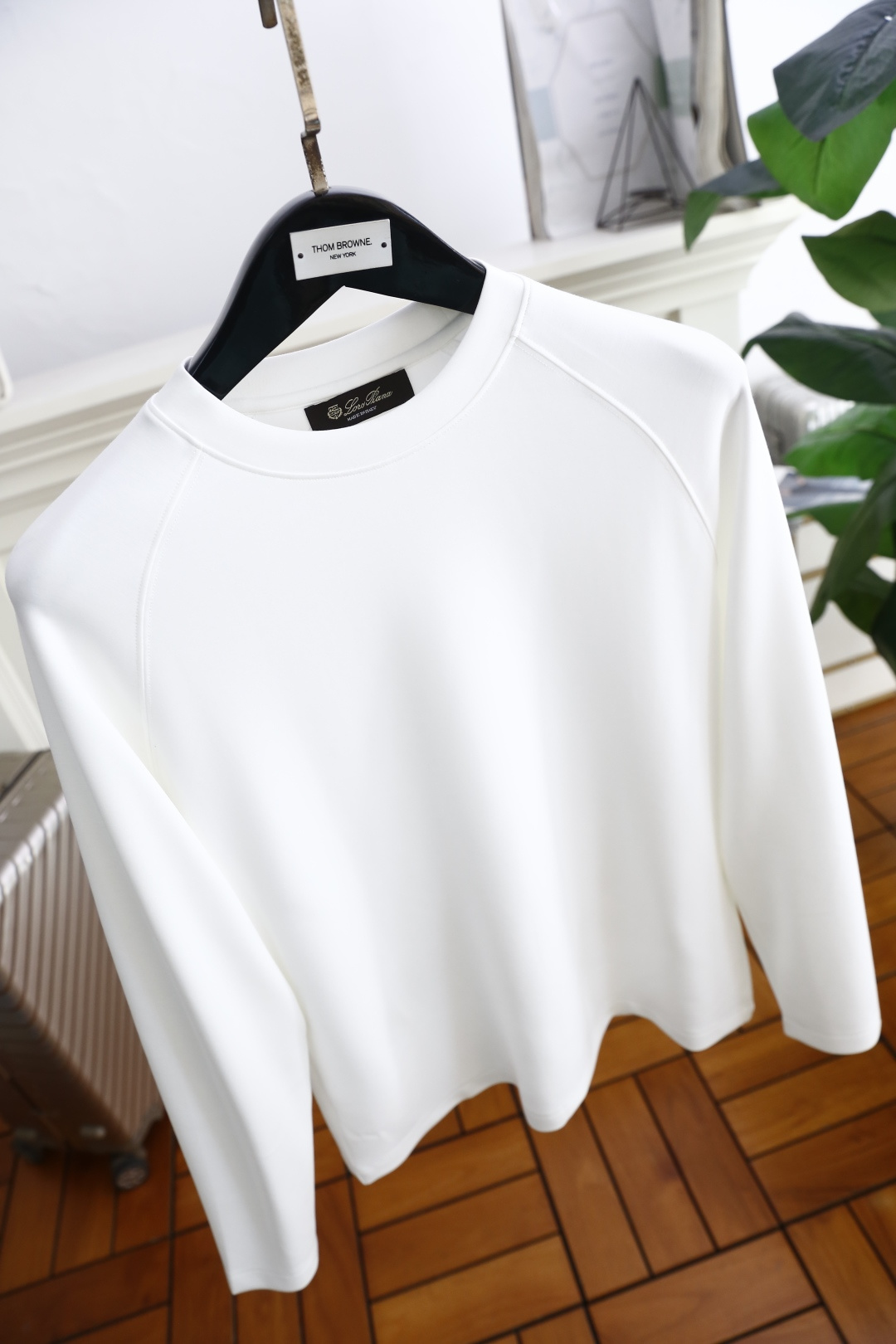 🔥lP🆕.2025秋季新款！男士黑色插肩袖休闲长袖T恤！经典圆领设计，插肩袖剪裁，采用舒适保暖云朵棉面料