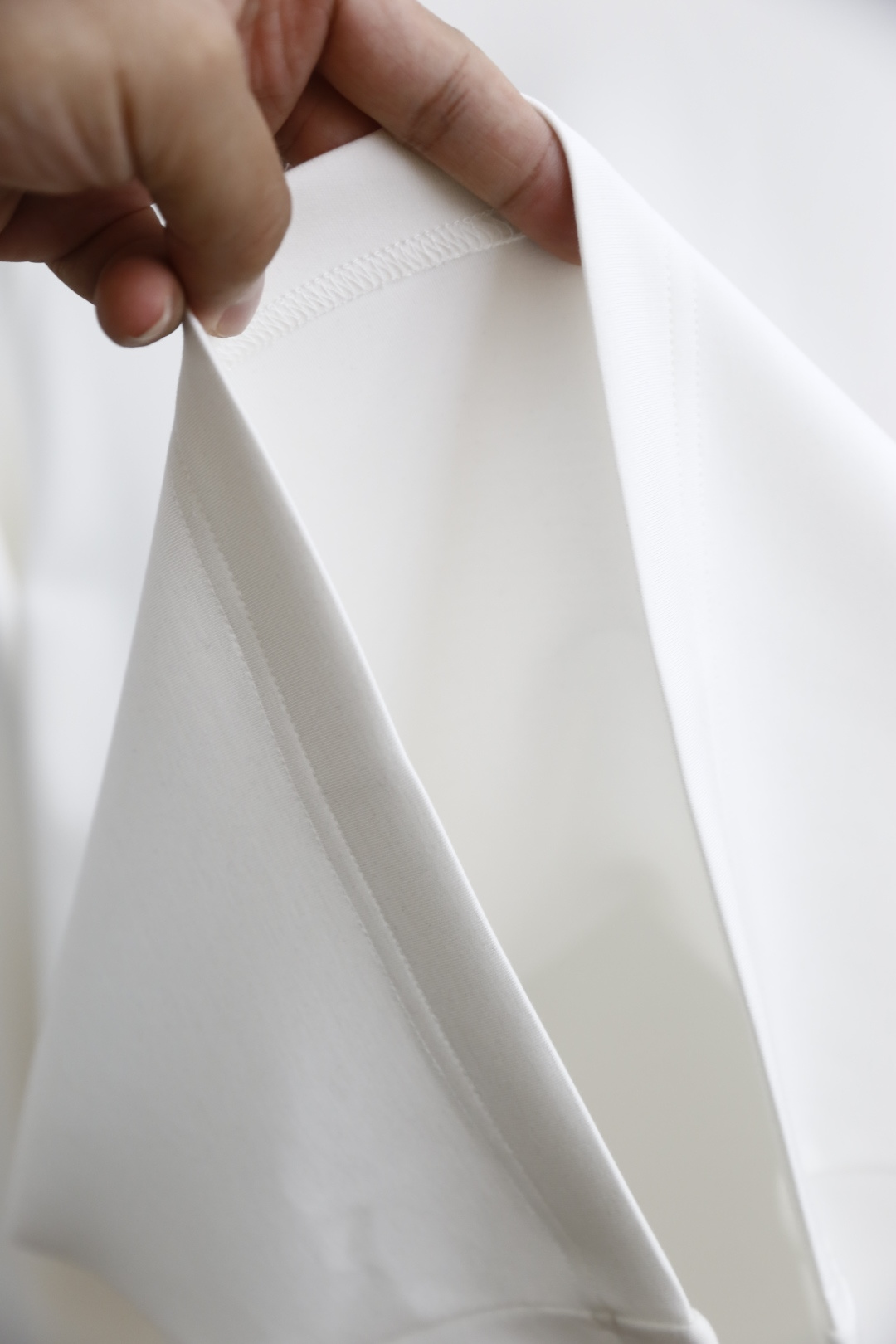 🔥lP🆕.2025秋季新款！男士黑色插肩袖休闲长袖T恤！经典圆领设计，插肩袖剪裁，采用舒适保暖云朵棉面料