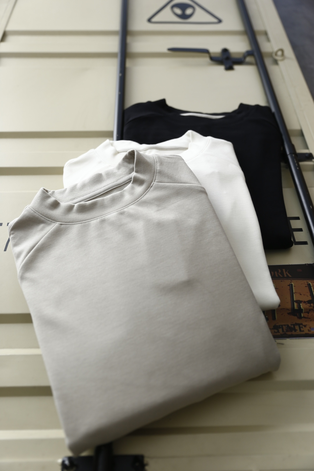 🔥lP🆕.2025秋季新款！男士黑色插肩袖休闲长袖T恤！经典圆领设计，插肩袖剪裁，采用舒适保暖云朵棉面料