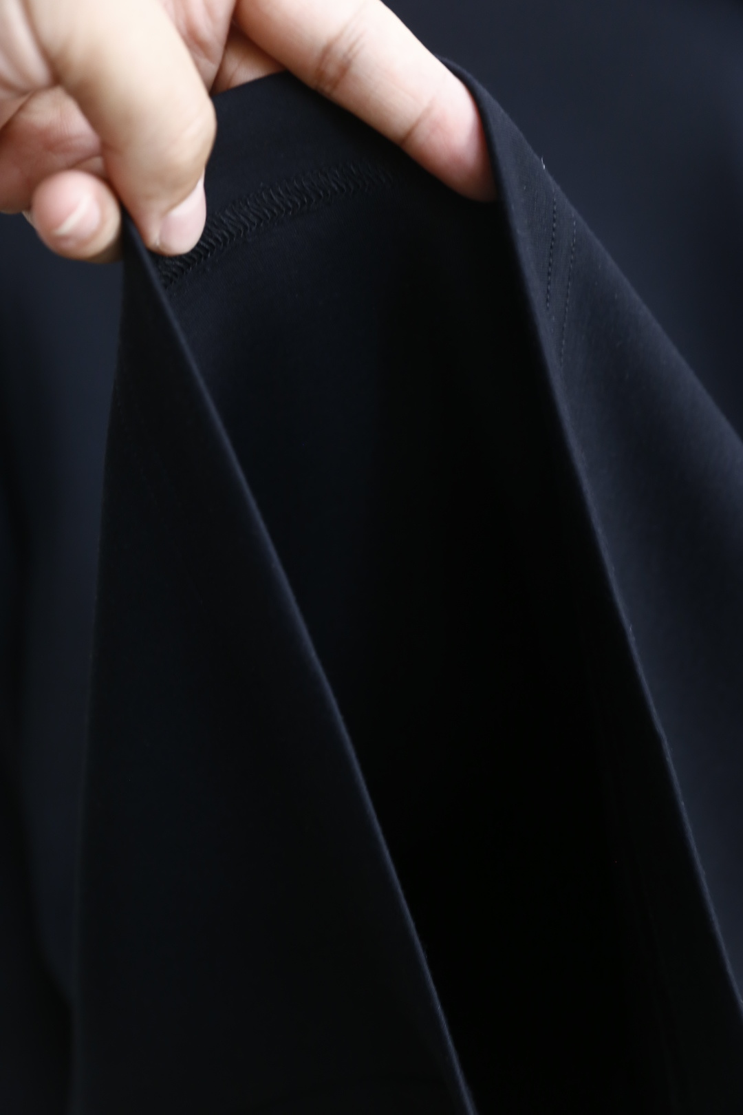 🔥lP🆕.2025秋季新款！男士黑色插肩袖休闲长袖T恤！经典圆领设计，插肩袖剪裁，采用舒适保暖云朵棉面料