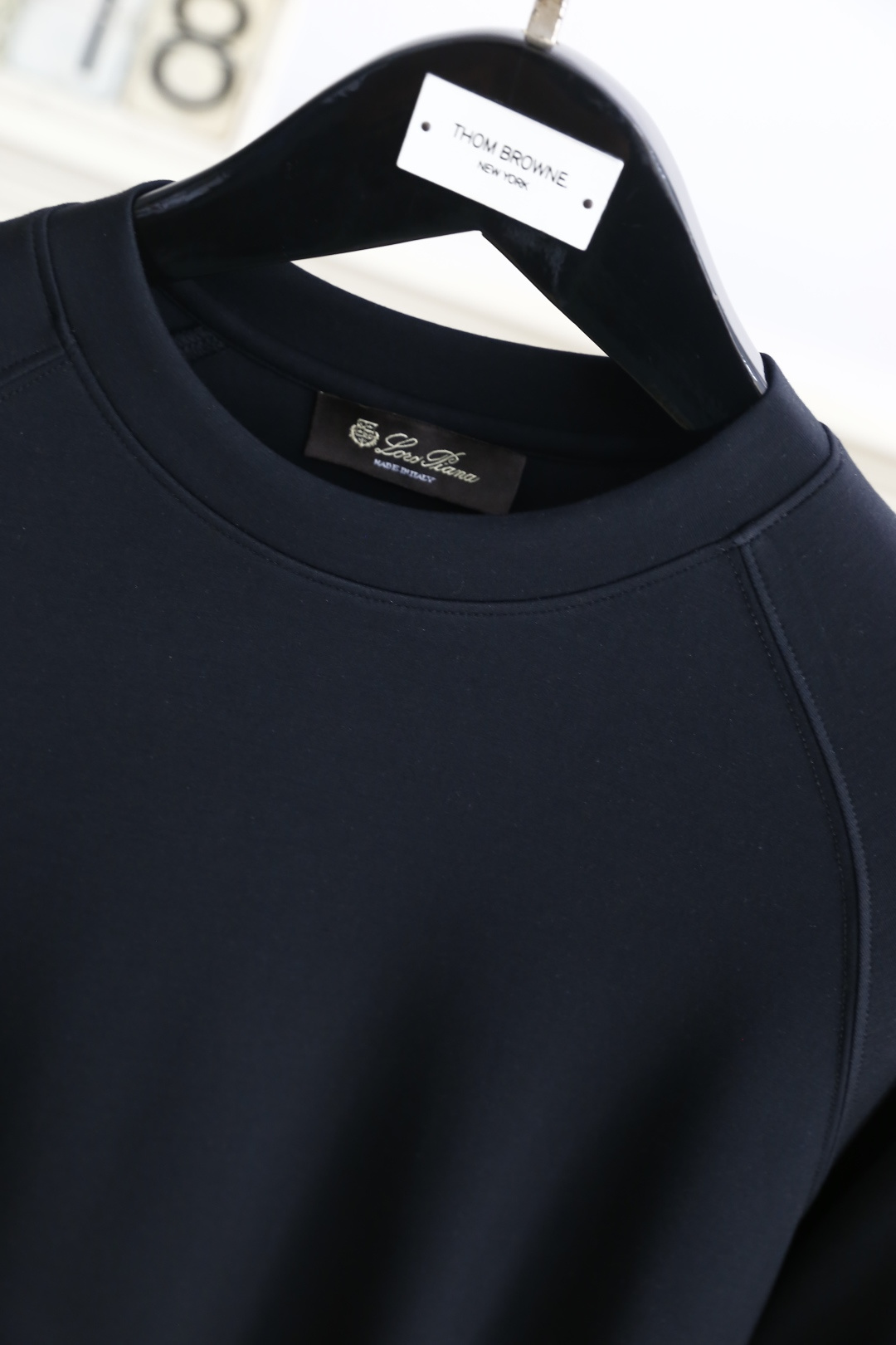 🔥lP🆕.2025秋季新款！男士黑色插肩袖休闲长袖T恤！经典圆领设计，插肩袖剪裁，采用舒适保暖云朵棉面料