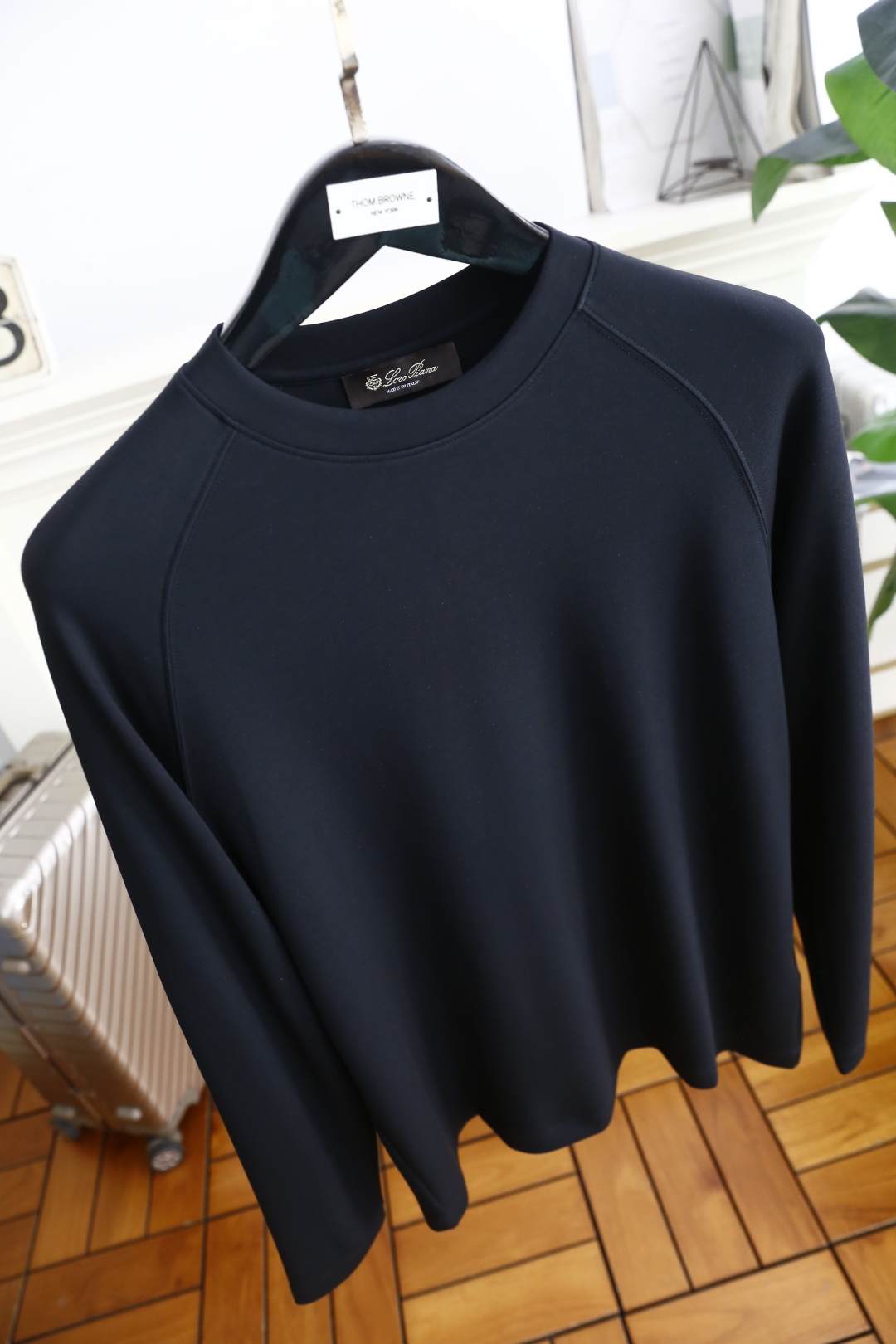 🔥lP🆕.2025秋季新款！男士黑色插肩袖休闲长袖T恤！经典圆领设计，插肩袖剪裁，采用舒适保暖云朵棉面料