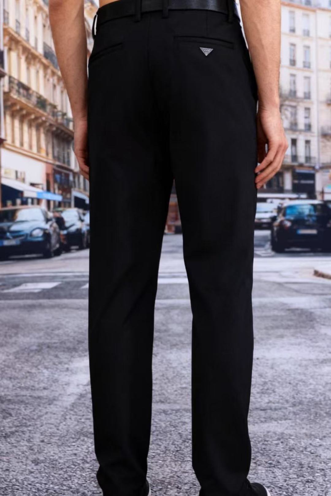 🔥普拉*/Pr*da.2025秋季新款男士休闲西裤！采用舒适定制面料👍从背面可见，有两个后口袋，其中一个