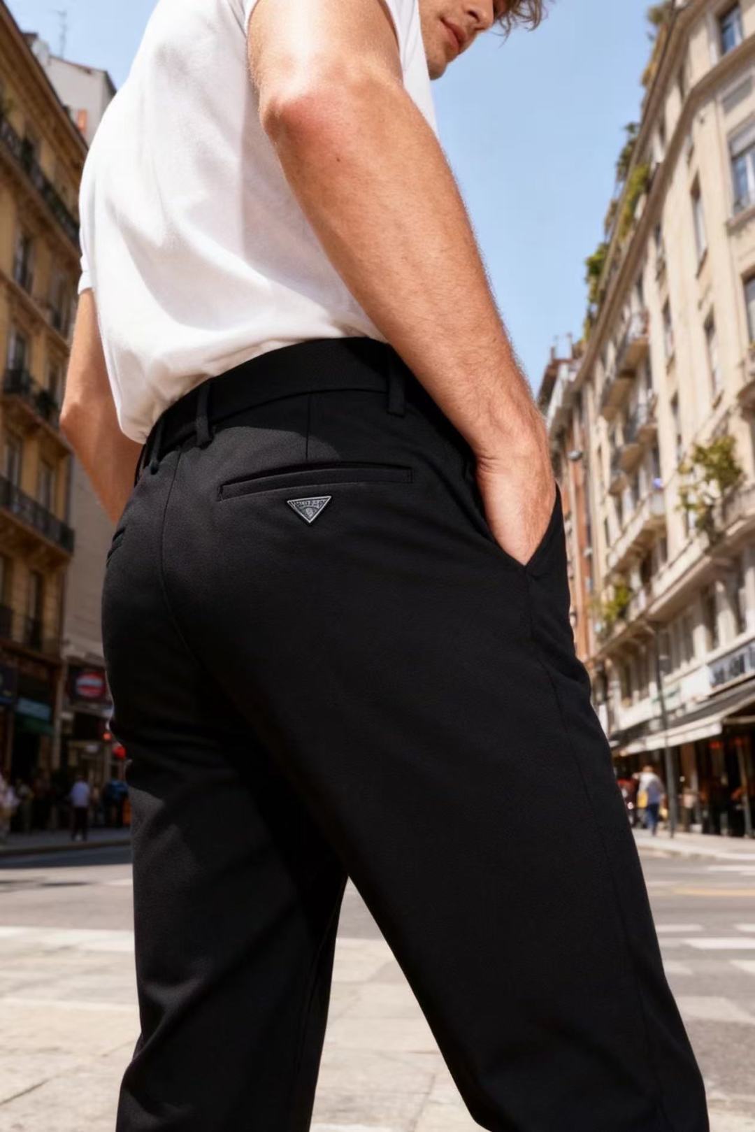 🔥普拉*/Pr*da.2025秋季新款男士休闲西裤！采用舒适定制面料👍从背面可见，有两个后口袋，其中一个