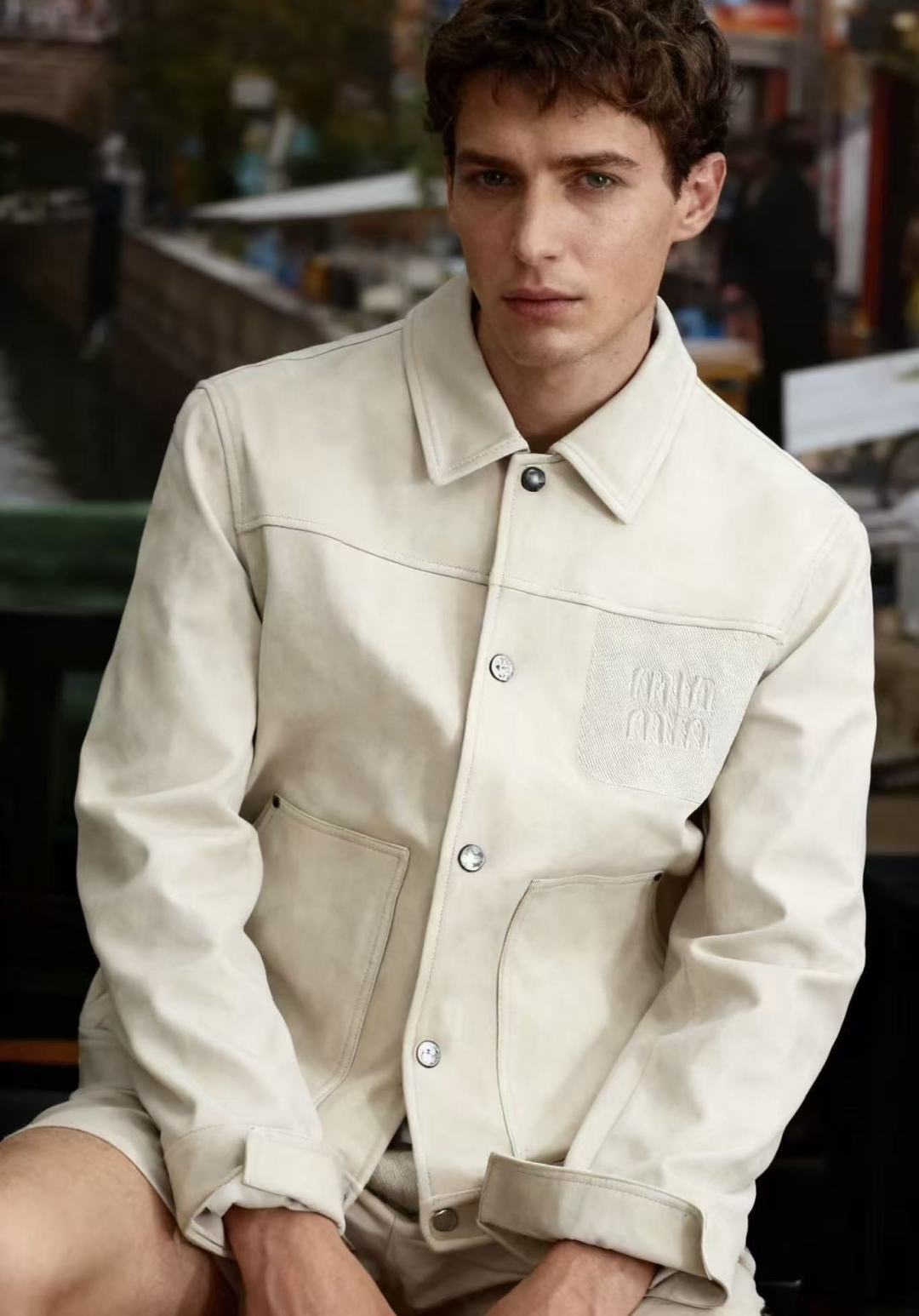 🔥MIUMIU.2025秋季新款！时尚男款翻领夹克👍采用聚酯纤维面料！配带有金属纽扣，左胸有品牌标识刺绣