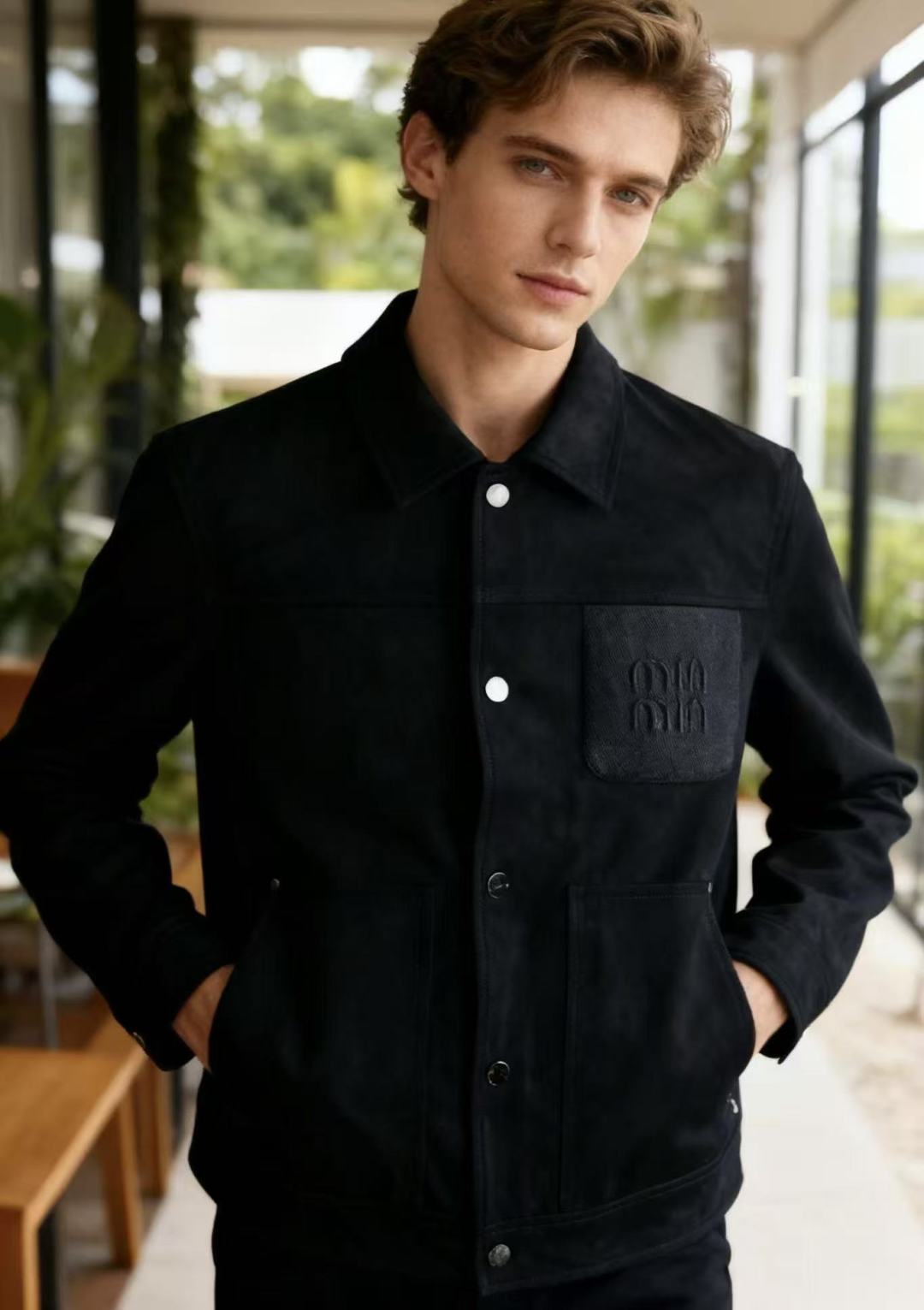 🔥MIUMIU.2025秋季新款！时尚男款翻领夹克👍采用聚酯纤维面料！配带有金属纽扣，左胸有品牌标识刺绣