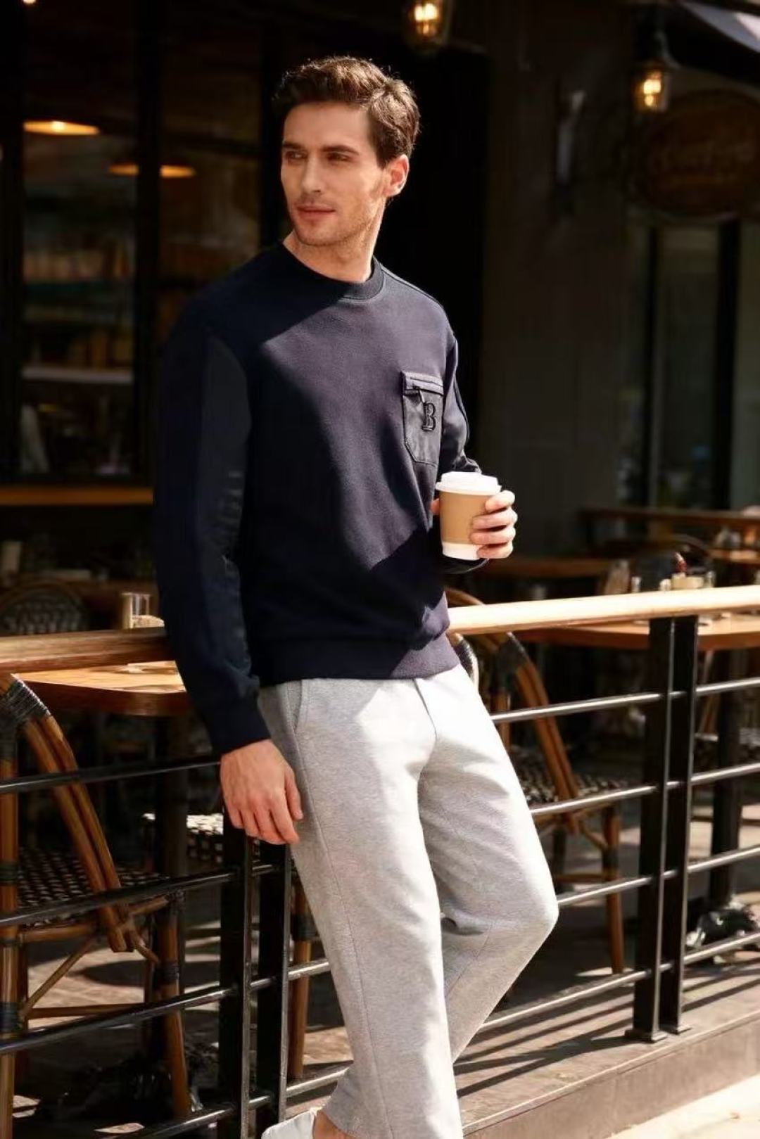 🔥巴宝丽/Bur*erry.2025秋季新品！时尚男士圆领长袖卫衣👍胸前有带拉链的品牌标识口袋，袖子部分