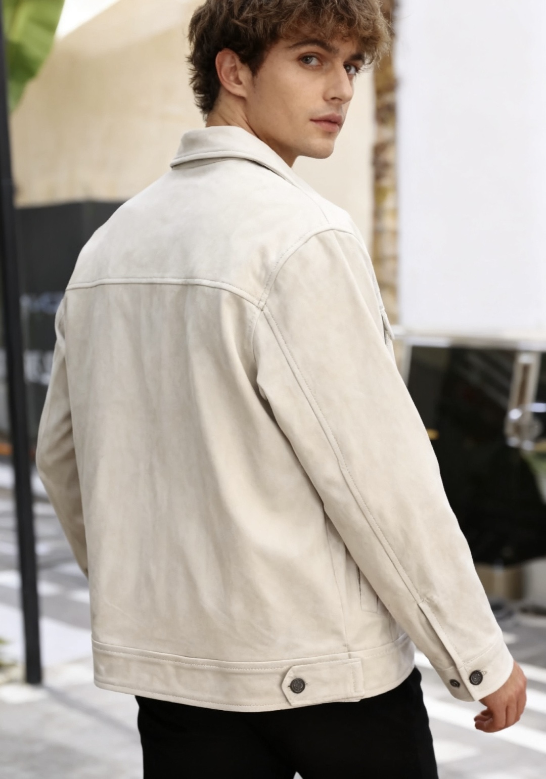 🔥MIUMIU.2025秋季新款！时尚男款翻领夹克👍采用聚酯纤维面料！配带有金属纽扣，左胸有品牌标识刺绣