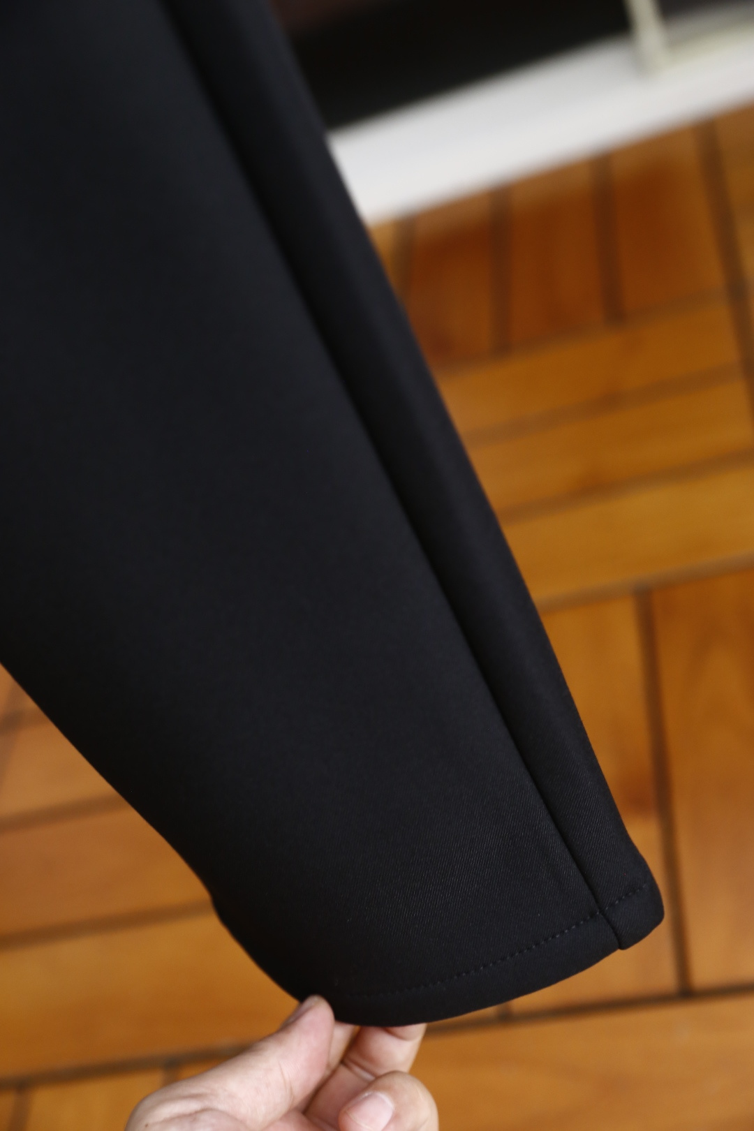 🔥普拉*/Pr*da.2025秋季新款男士休闲西裤！采用舒适定制面料👍从背面可见，有两个后口袋，其中一个