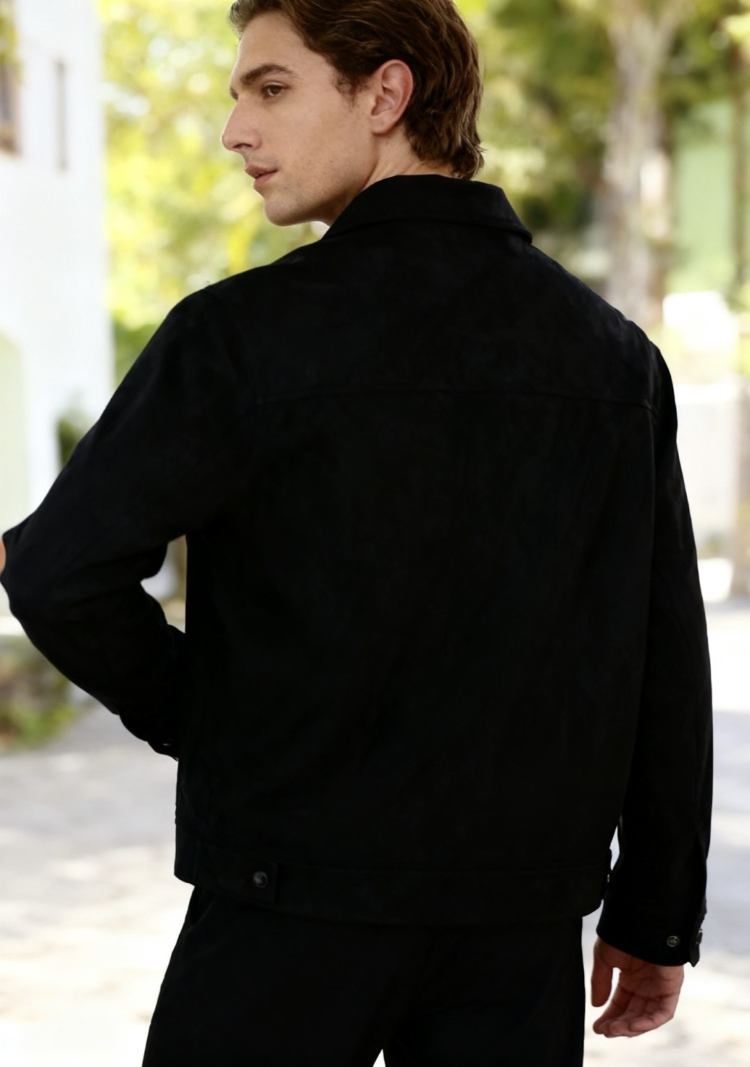 🔥MIUMIU.2025秋季新款！时尚男款翻领夹克👍采用聚酯纤维面料！配带有金属纽扣，左胸有品牌标识刺绣