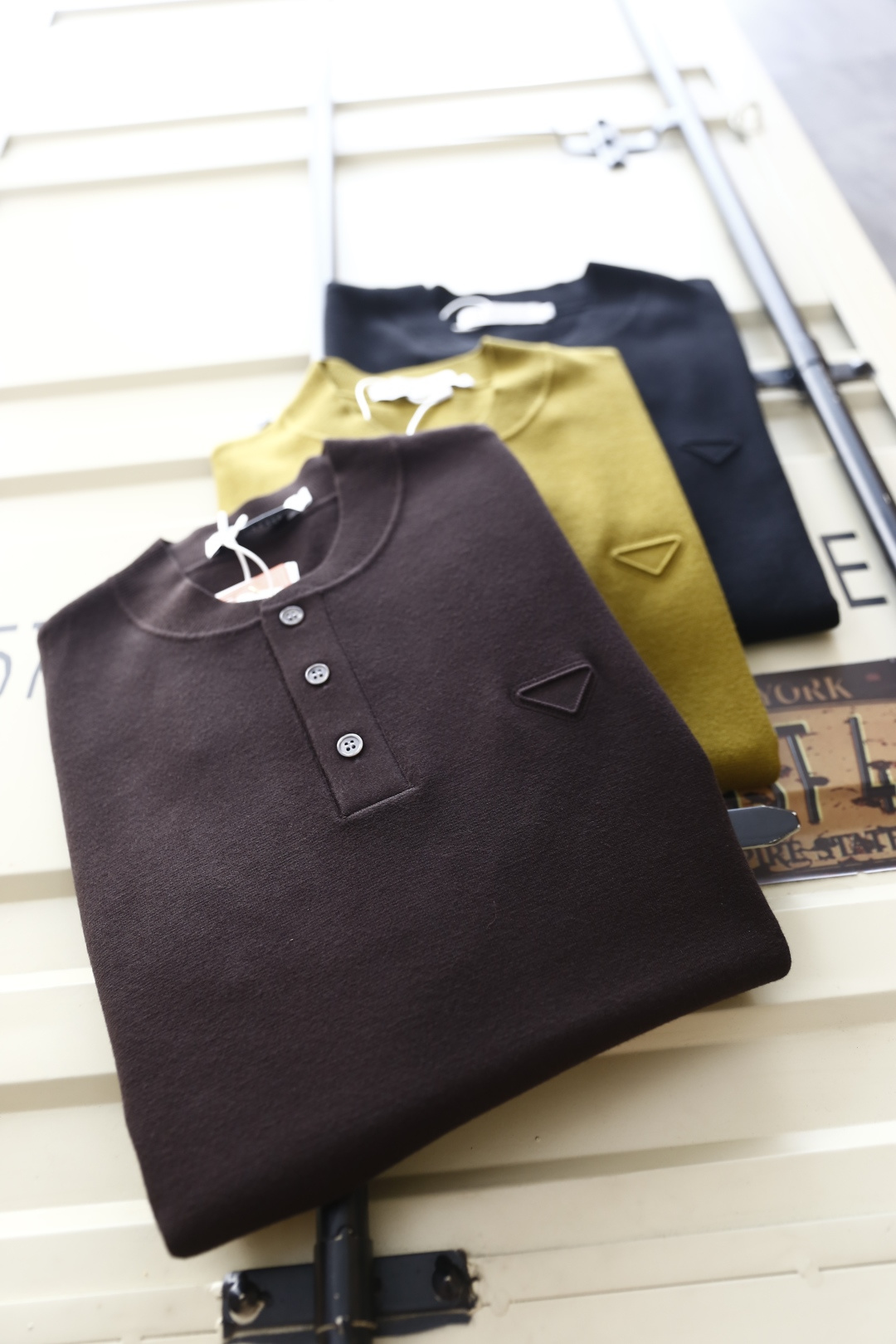 🔥普拉*/Pr*da.2025秋季新款🆕时尚男士针织短袖🍃奢华经典品牌三角标LOGO设计！经典三粒扣搭配