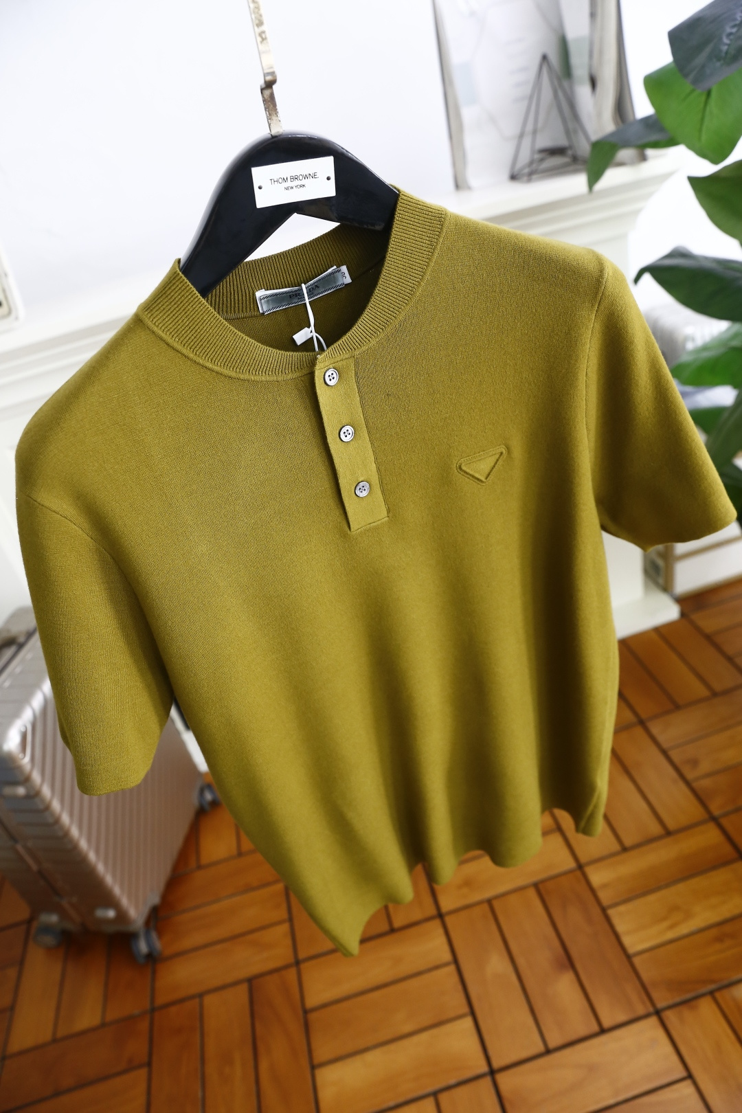 🔥普拉*/Pr*da.2025秋季新款🆕时尚男士针织短袖🍃奢华经典品牌三角标LOGO设计！经典三粒扣搭配