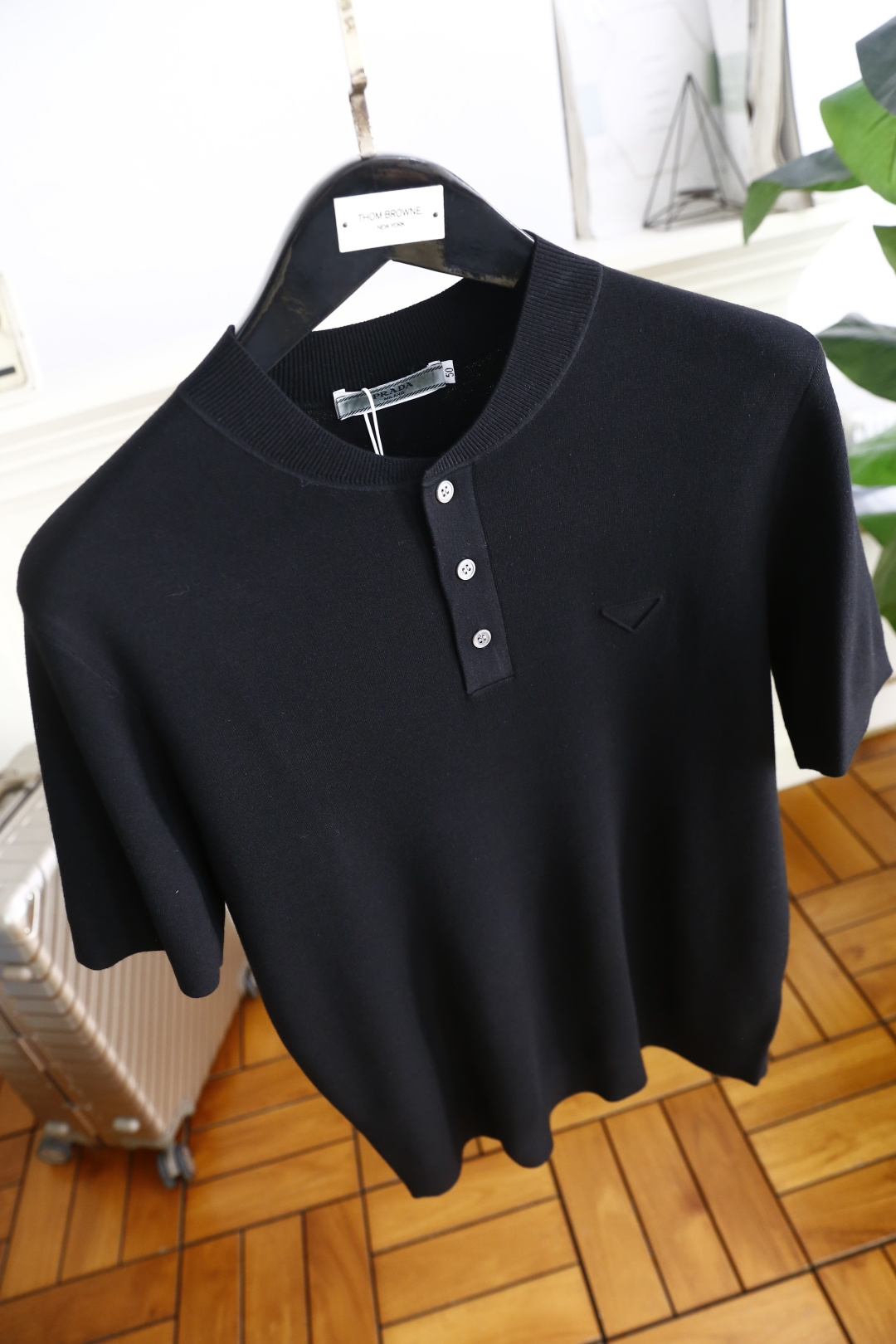 🔥普拉*/Pr*da.2025秋季新款🆕时尚男士针织短袖🍃奢华经典品牌三角标LOGO设计！经典三粒扣搭配