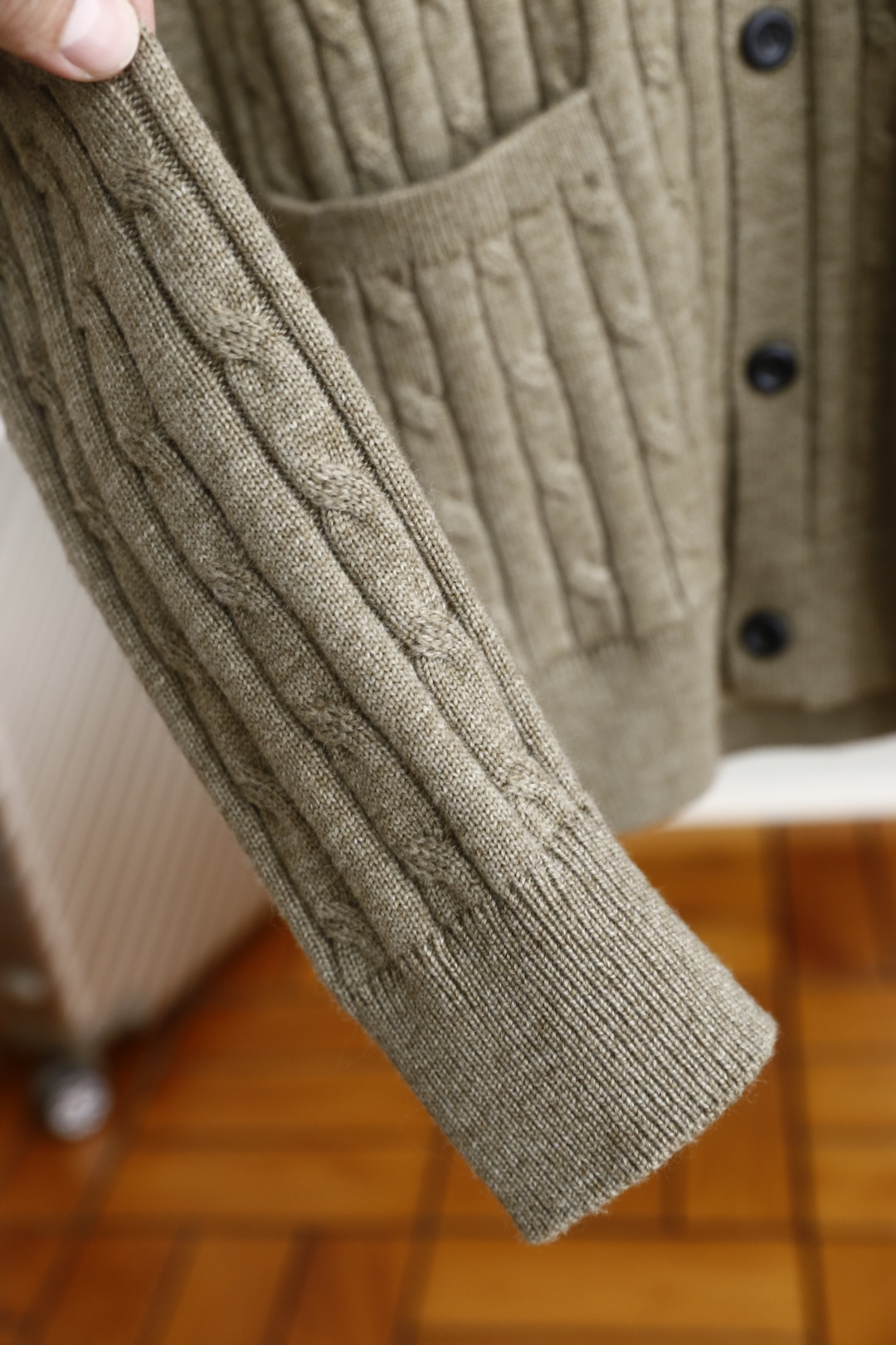 🔥lP🆕.2025秋季新品针织开衫🆕采用舒适针织面料👍翻领设计，单排扣开合，前侧有两个贴袋；整体运用绞花