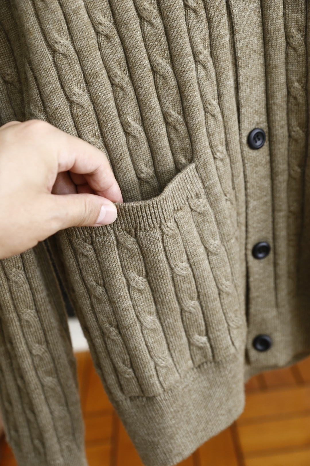 🔥lP🆕.2025秋季新品针织开衫🆕采用舒适针织面料👍翻领设计，单排扣开合，前侧有两个贴袋；整体运用绞花