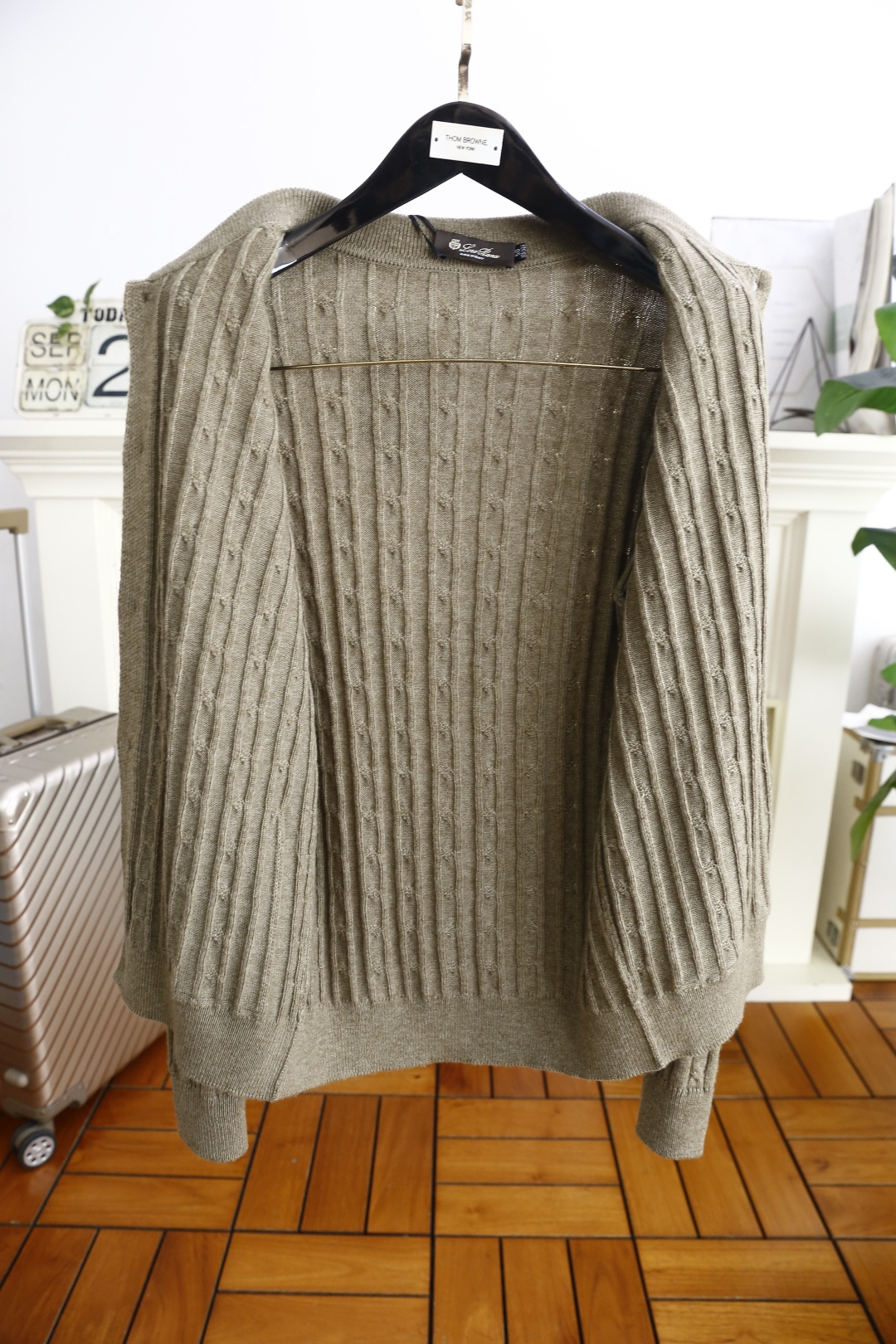 🔥lP🆕.2025秋季新品针织开衫🆕采用舒适针织面料👍翻领设计，单排扣开合，前侧有两个贴袋；整体运用绞花