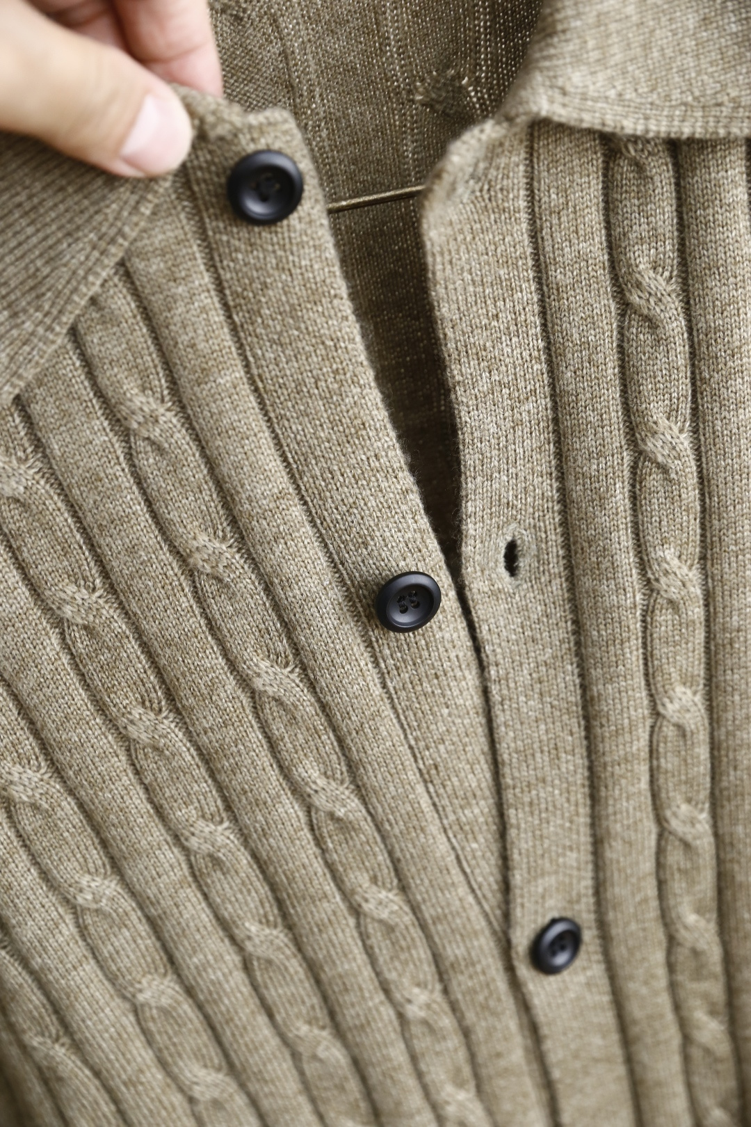 🔥lP🆕.2025秋季新品针织开衫🆕采用舒适针织面料👍翻领设计，单排扣开合，前侧有两个贴袋；整体运用绞花