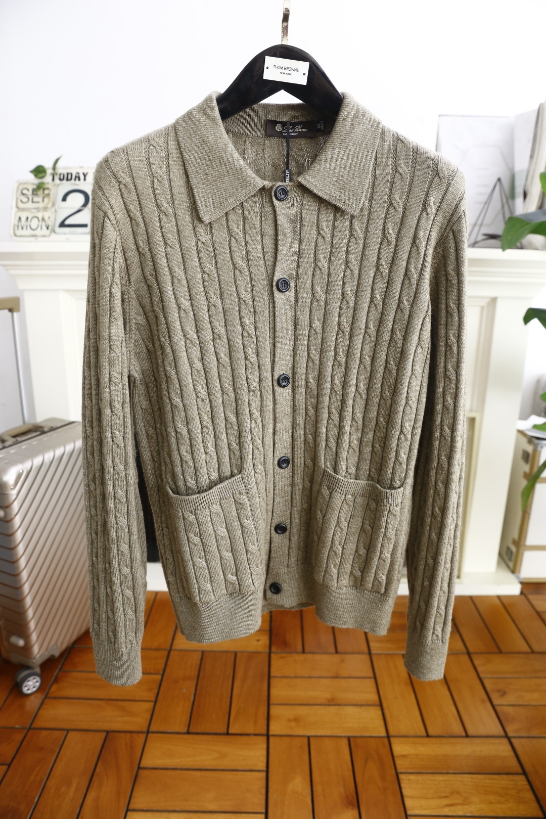 🔥lP🆕.2025秋季新品针织开衫🆕采用舒适针织面料👍翻领设计，单排扣开合，前侧有两个贴袋；整体运用绞花